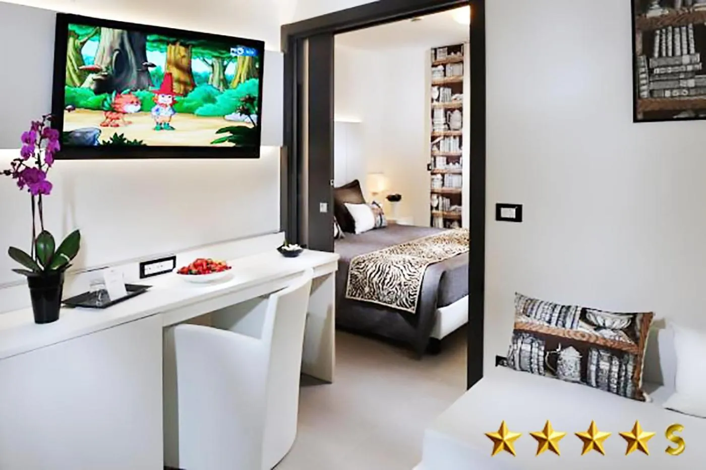 Seating area, Bed in Hotel Rossini 4S