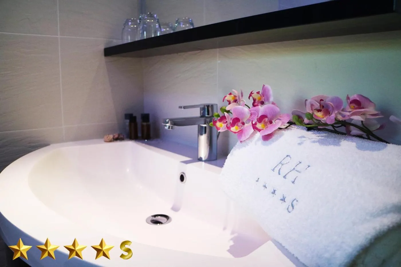 Shower, Bed in Hotel Rossini 4S