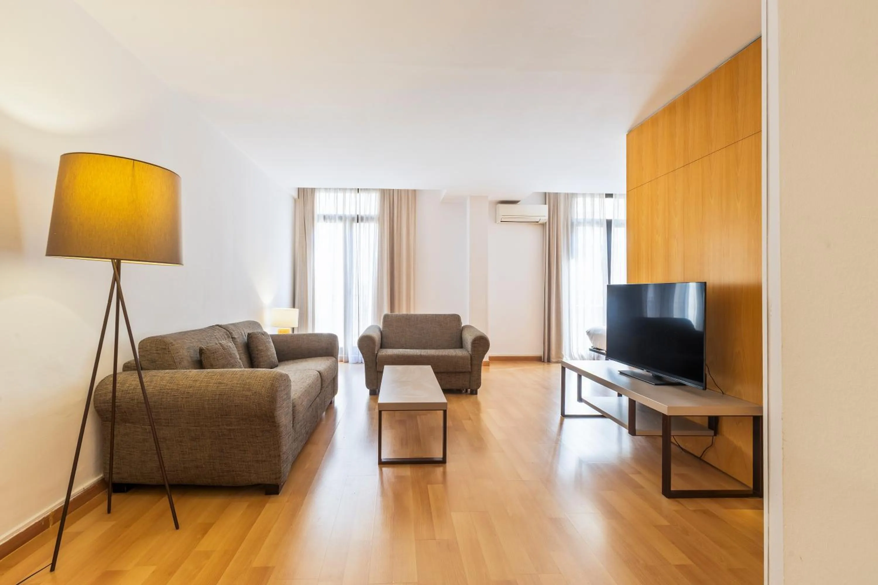 Living room in Aspasios Plaza Real Apartments