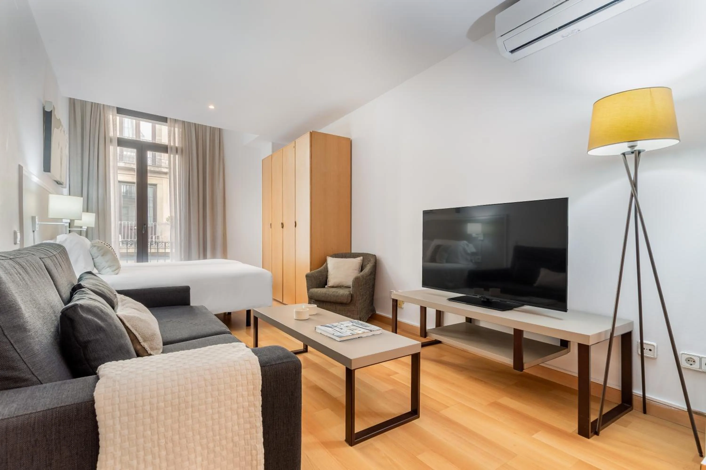 Living room in Aspasios Plaza Real Apartments