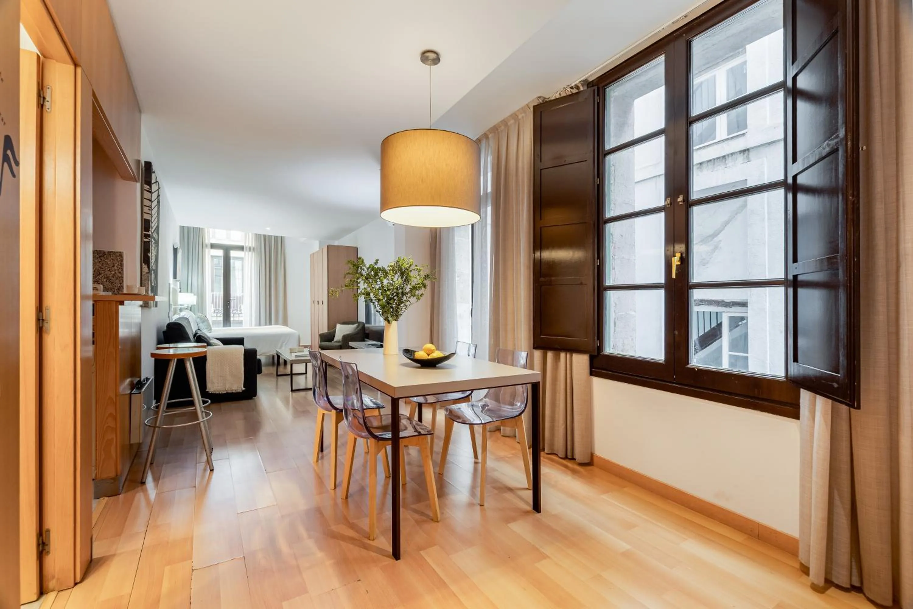 Dining area in Aspasios Plaza Real Apartments
