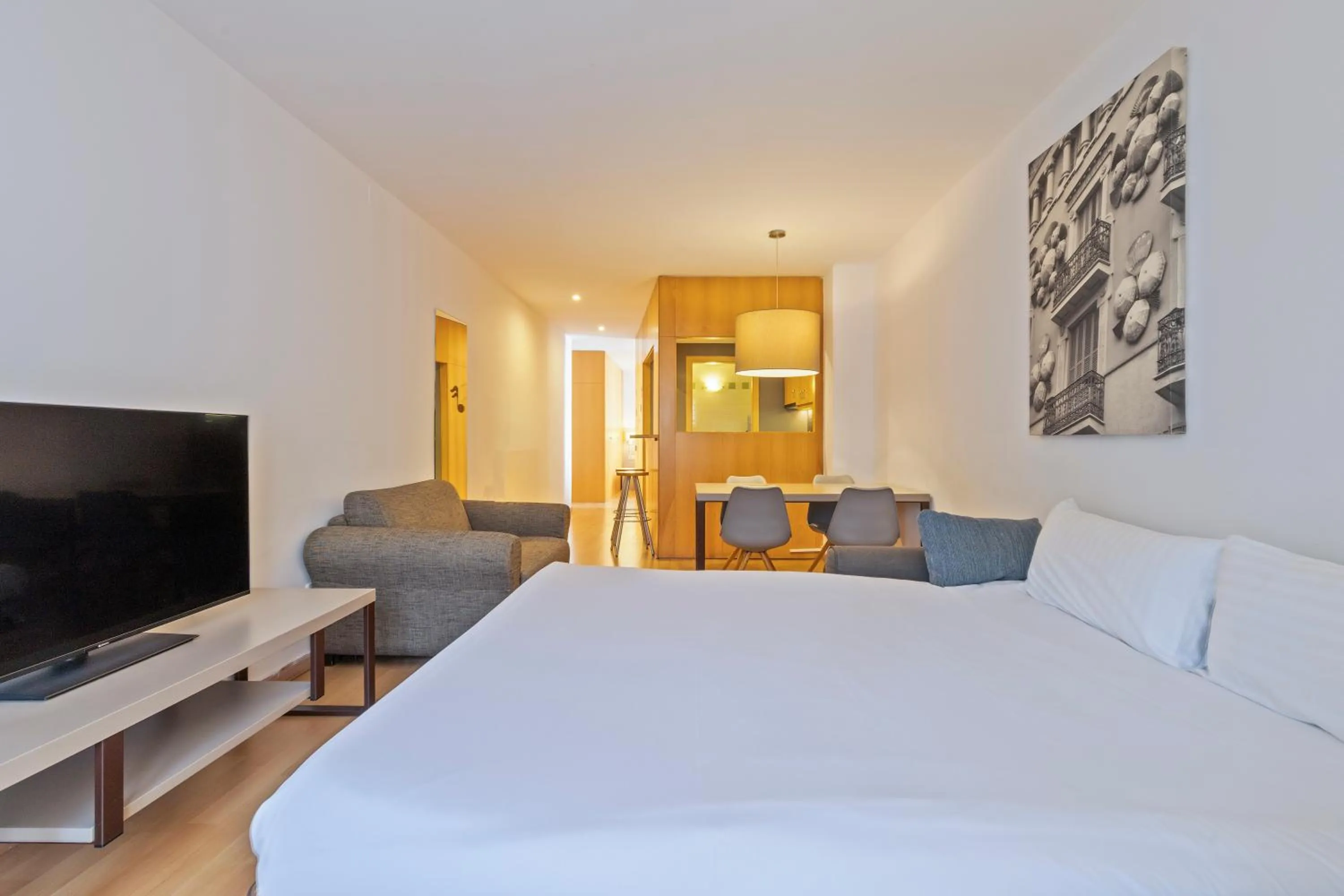 Bedroom, Bed in Aspasios Plaza Real Apartments