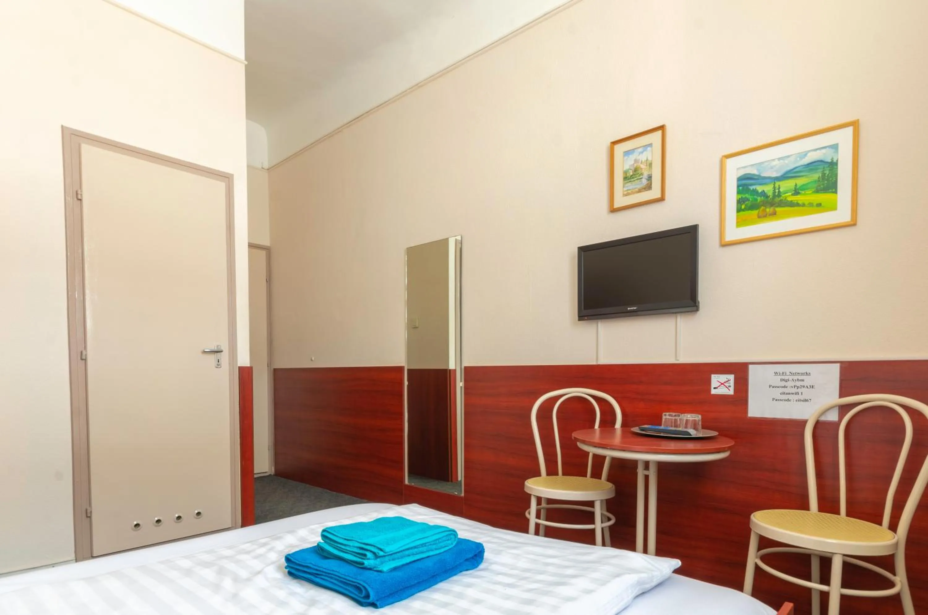 TV and multimedia, Bed in Eitans Guesthouse