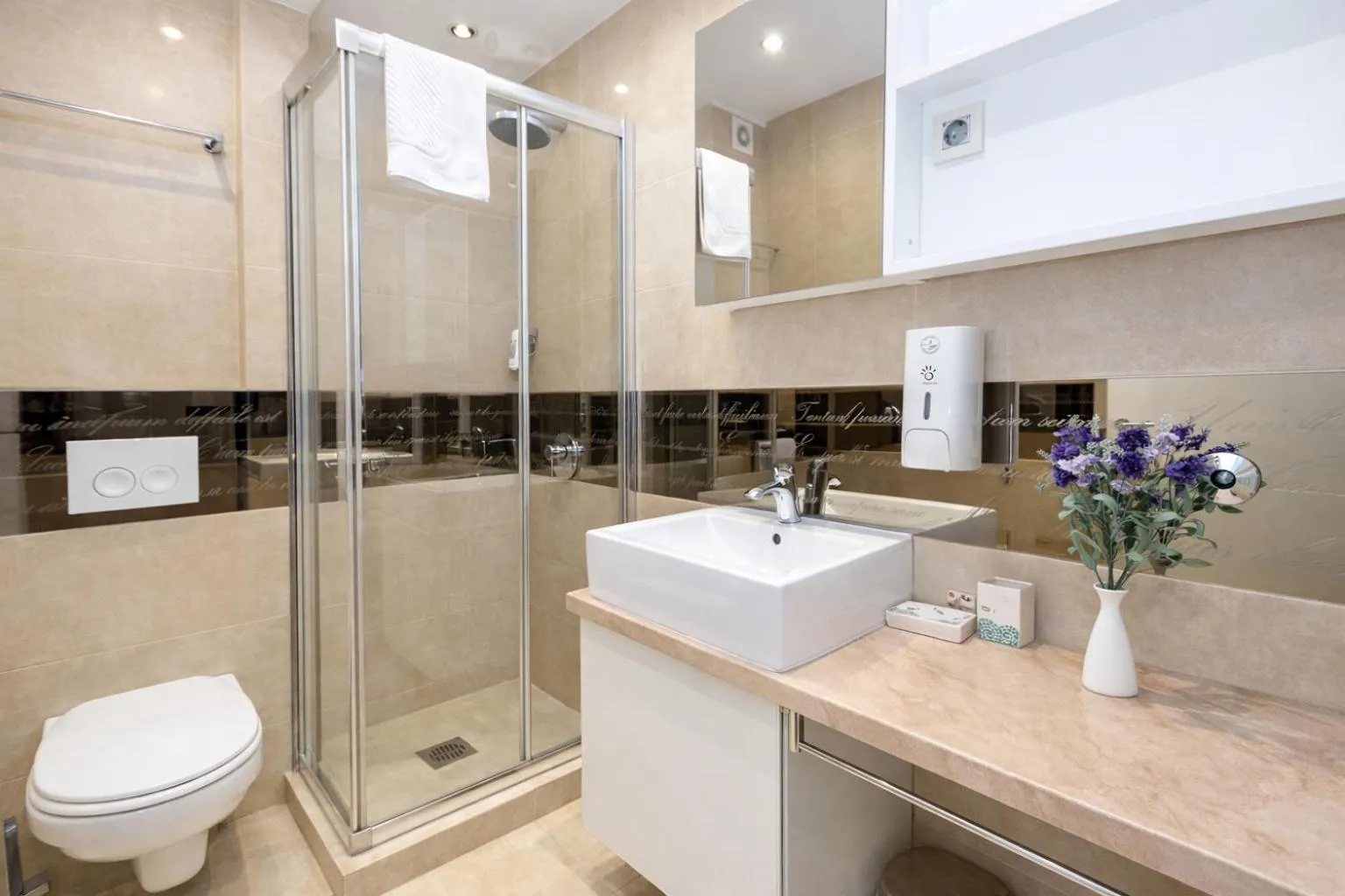 Shower in Hotel Butua Residence