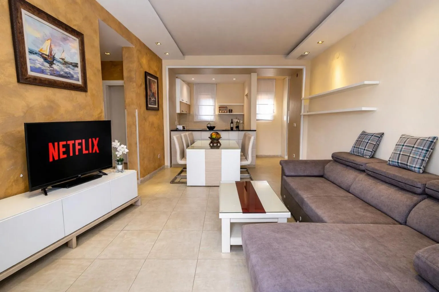 Communal lounge/ TV room in Hotel Butua Residence