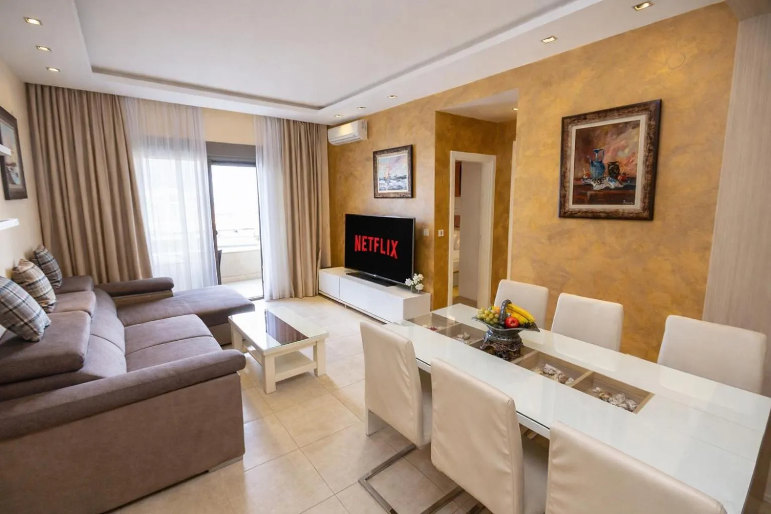 TV and multimedia in Hotel Butua Residence
