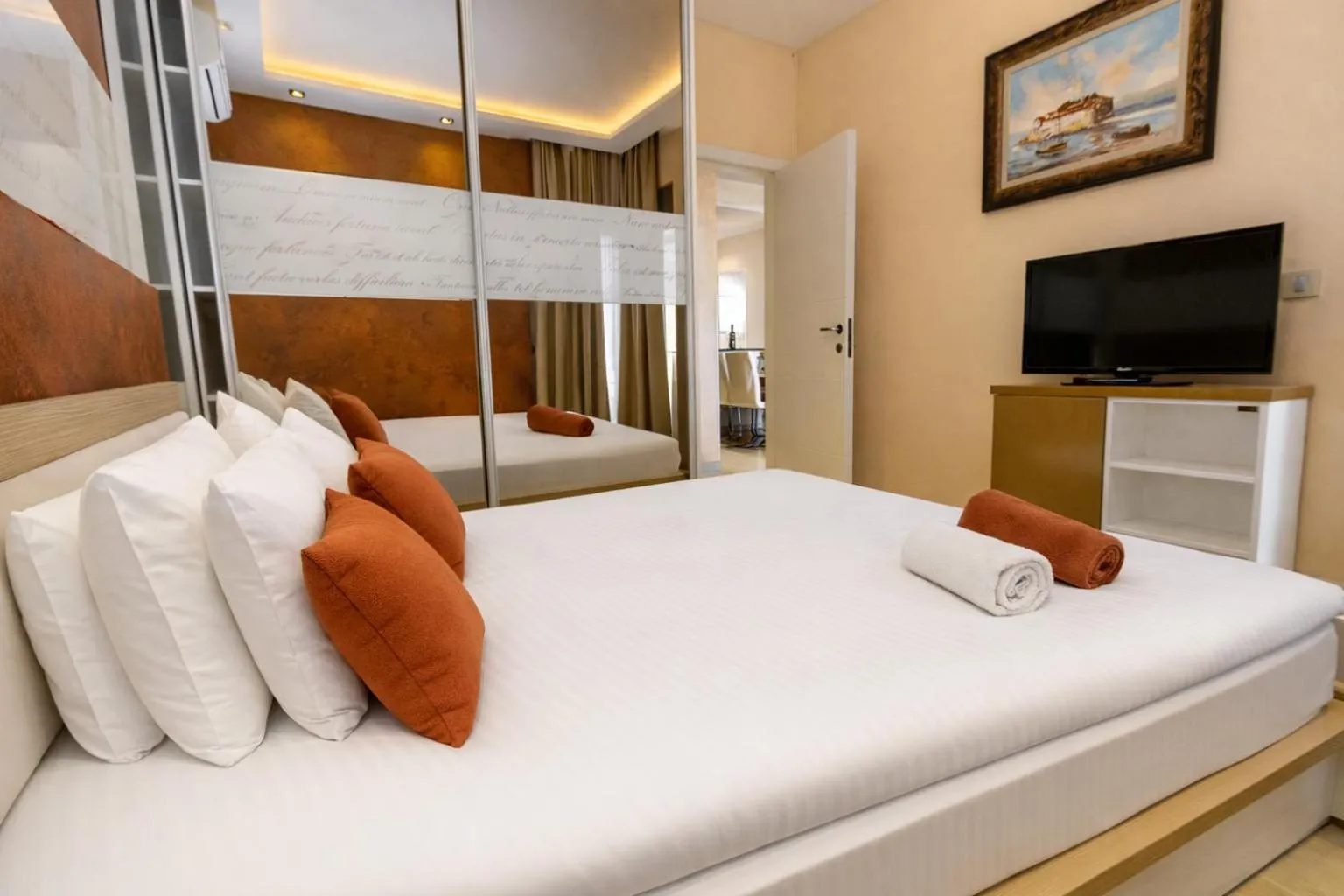 Communal lounge/ TV room, Bed in Hotel Butua Residence