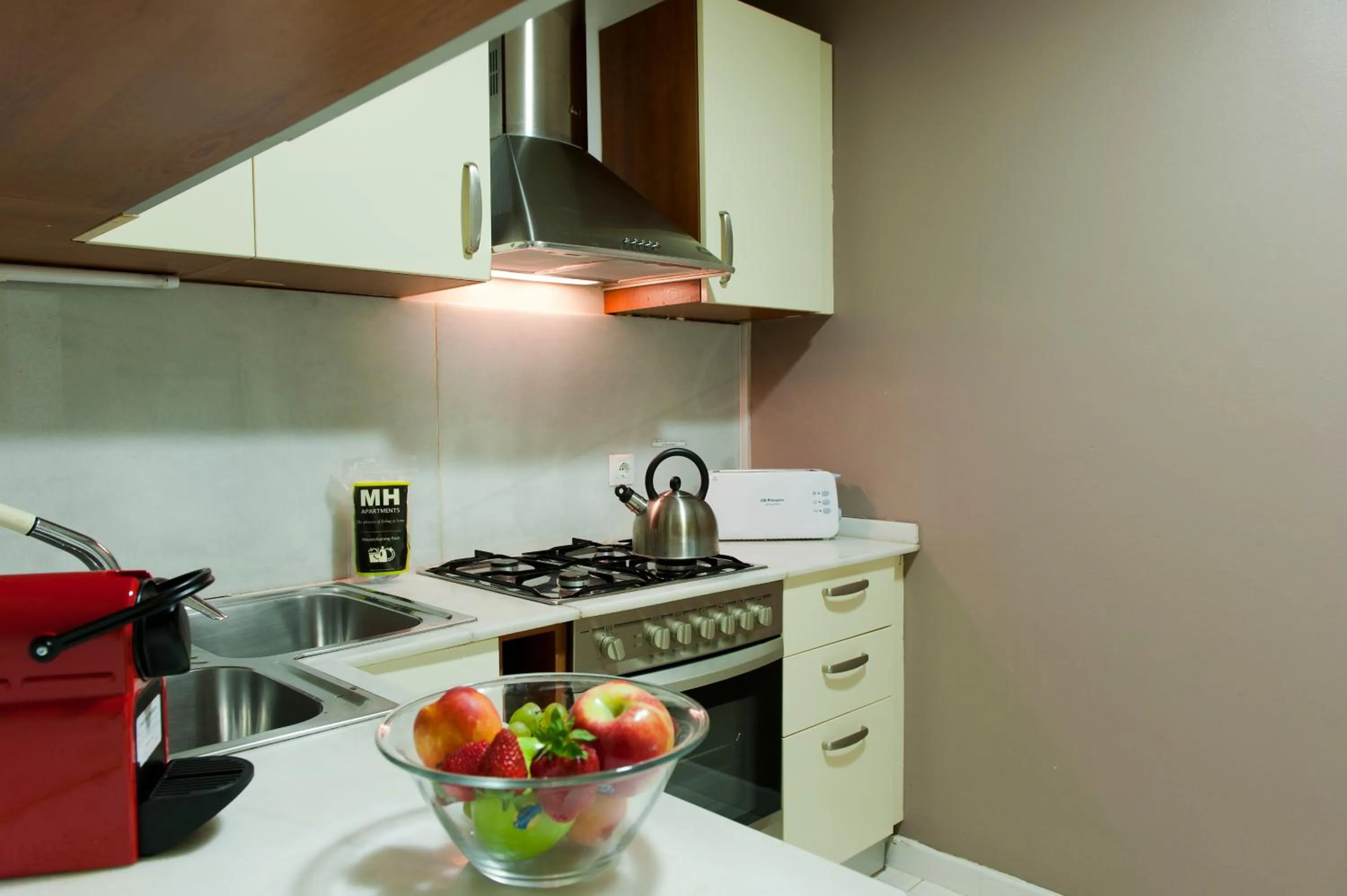 Kitchen or kitchenette in MH Apartments Ramblas