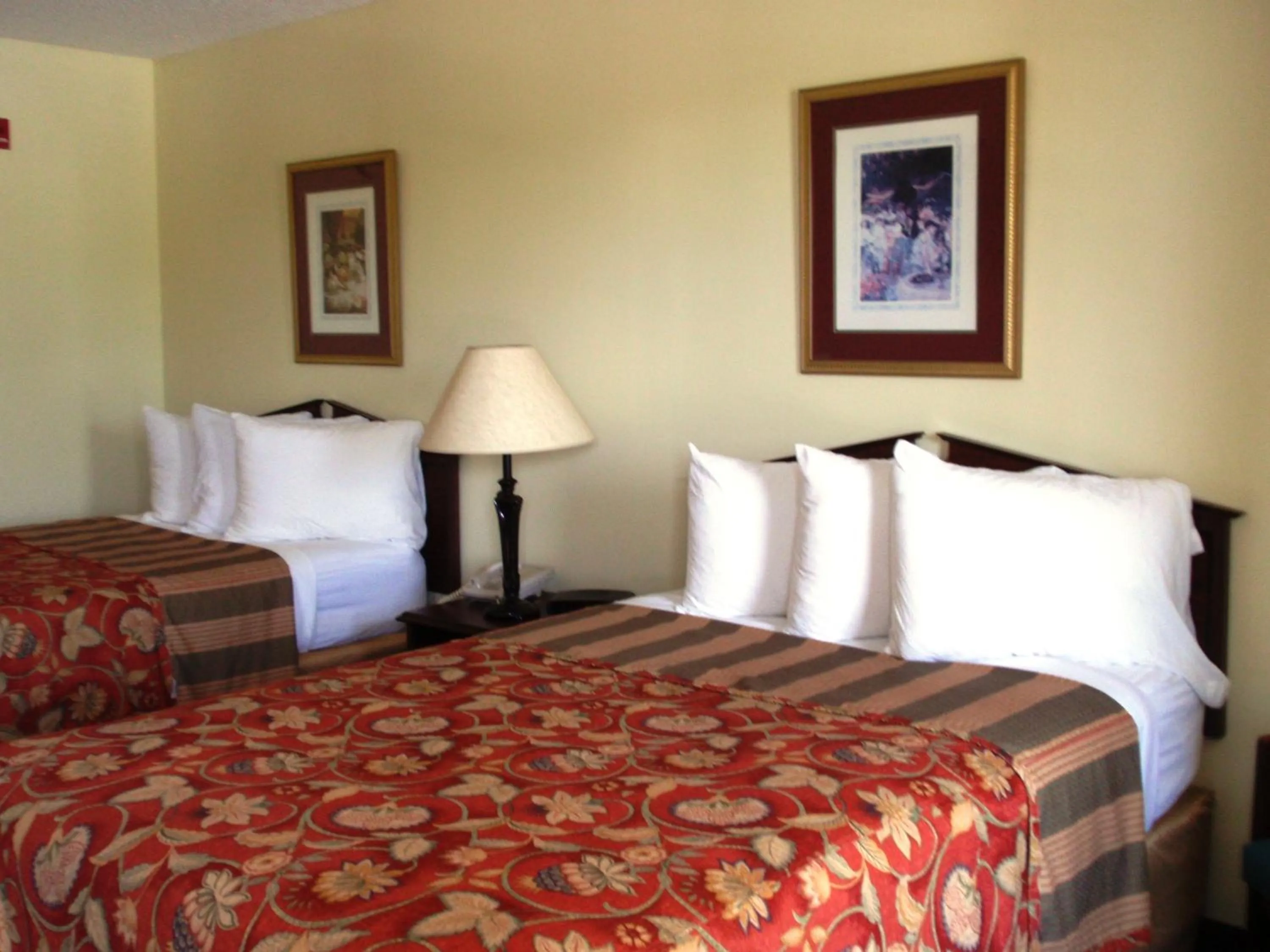 Bed in Jameson Inn - Perry