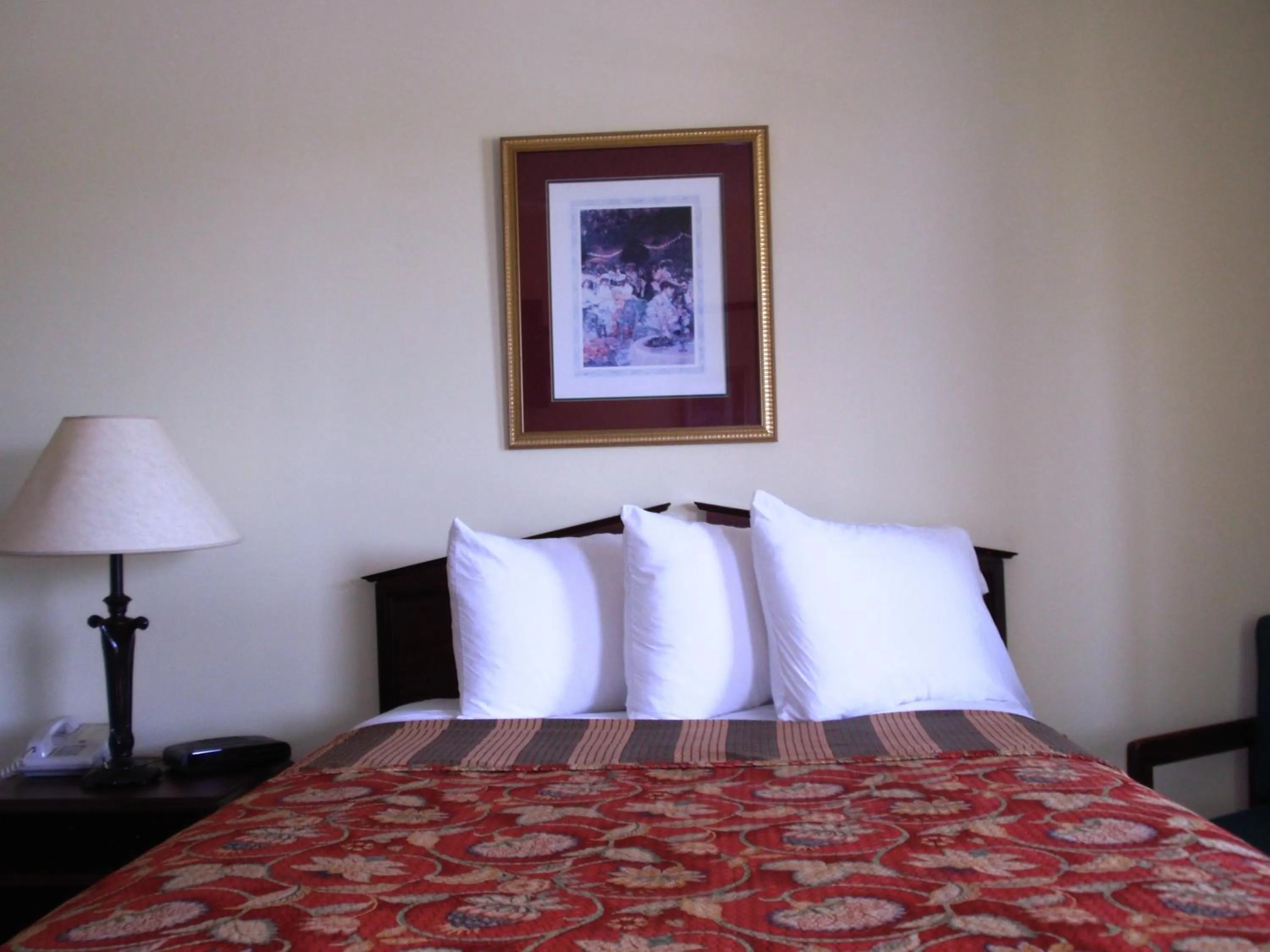 Bed in Jameson Inn - Perry