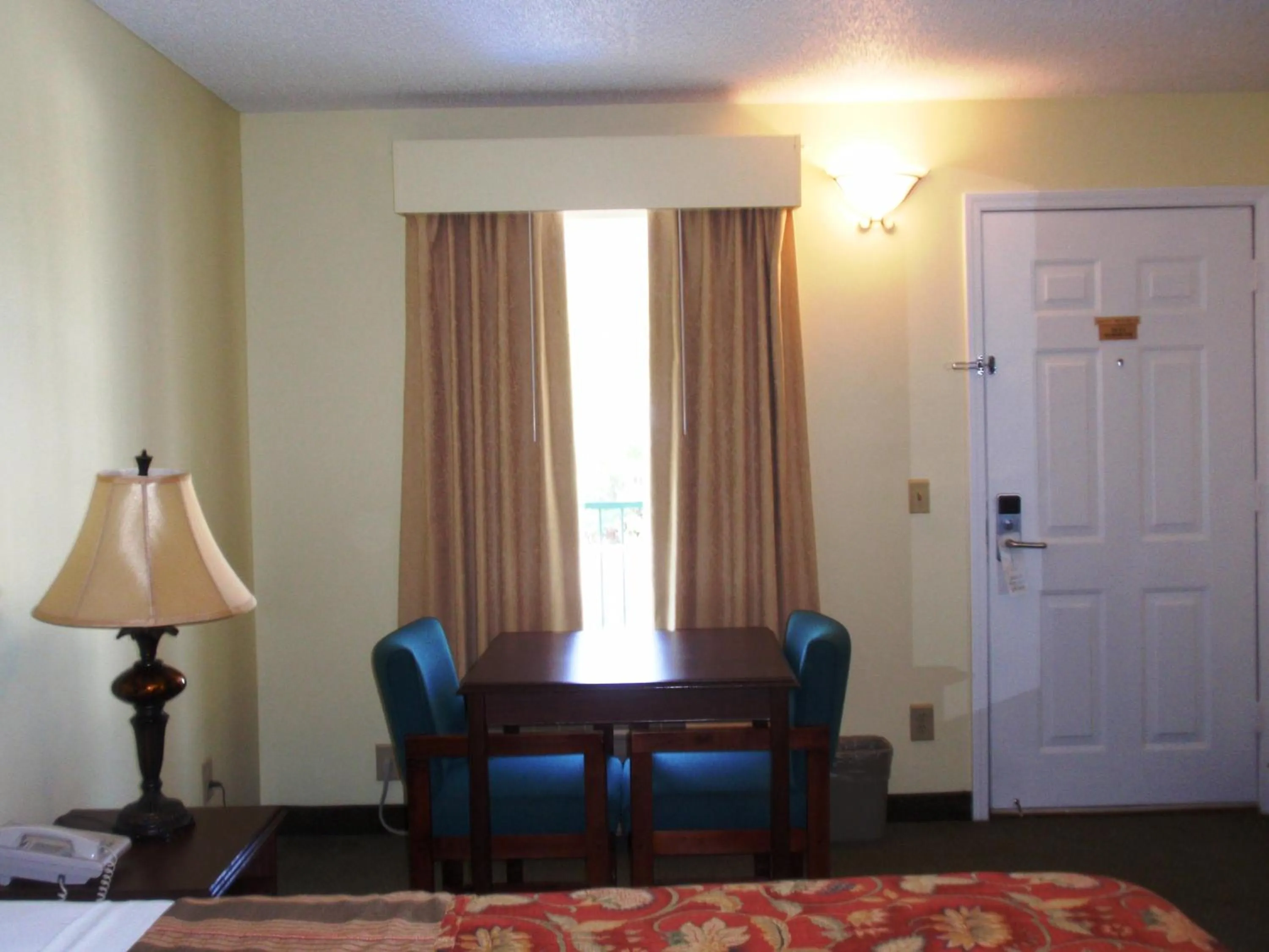 Day, Bed in Jameson Inn - Perry