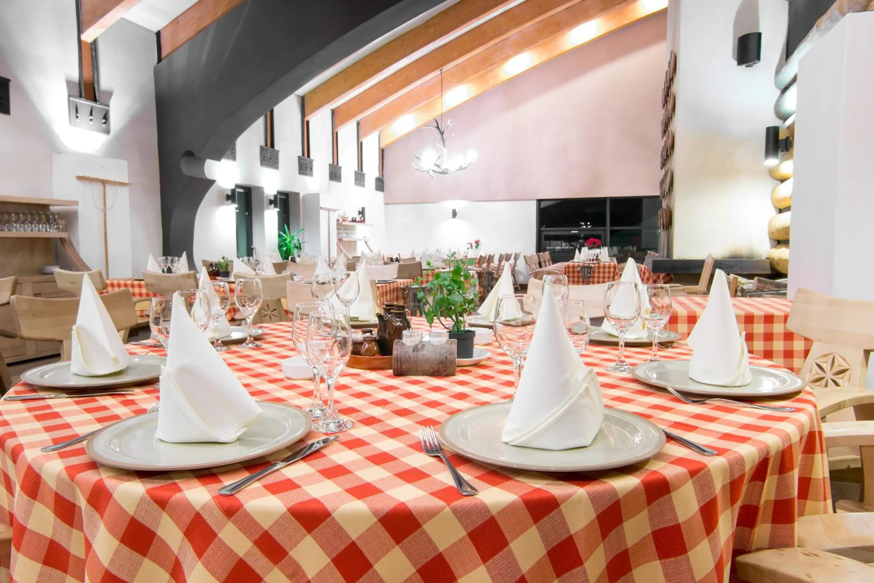 Restaurant/places to eat in Hotel Orizont