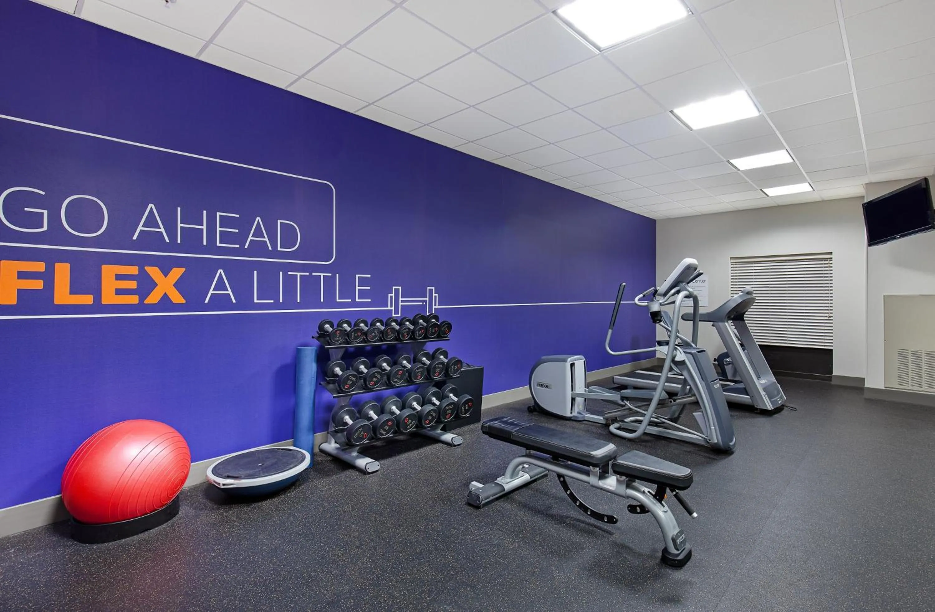 Fitness centre/facilities in Holiday Inn Express & Suites - Cleveland Northwest by IHG