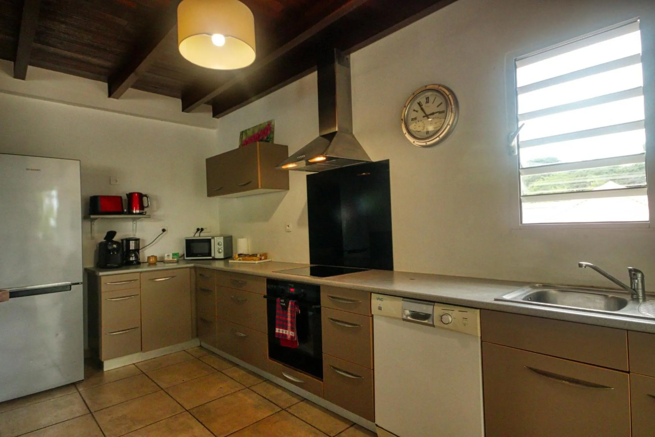 Kitchen or kitchenette in Villa avec piscine MQTI14