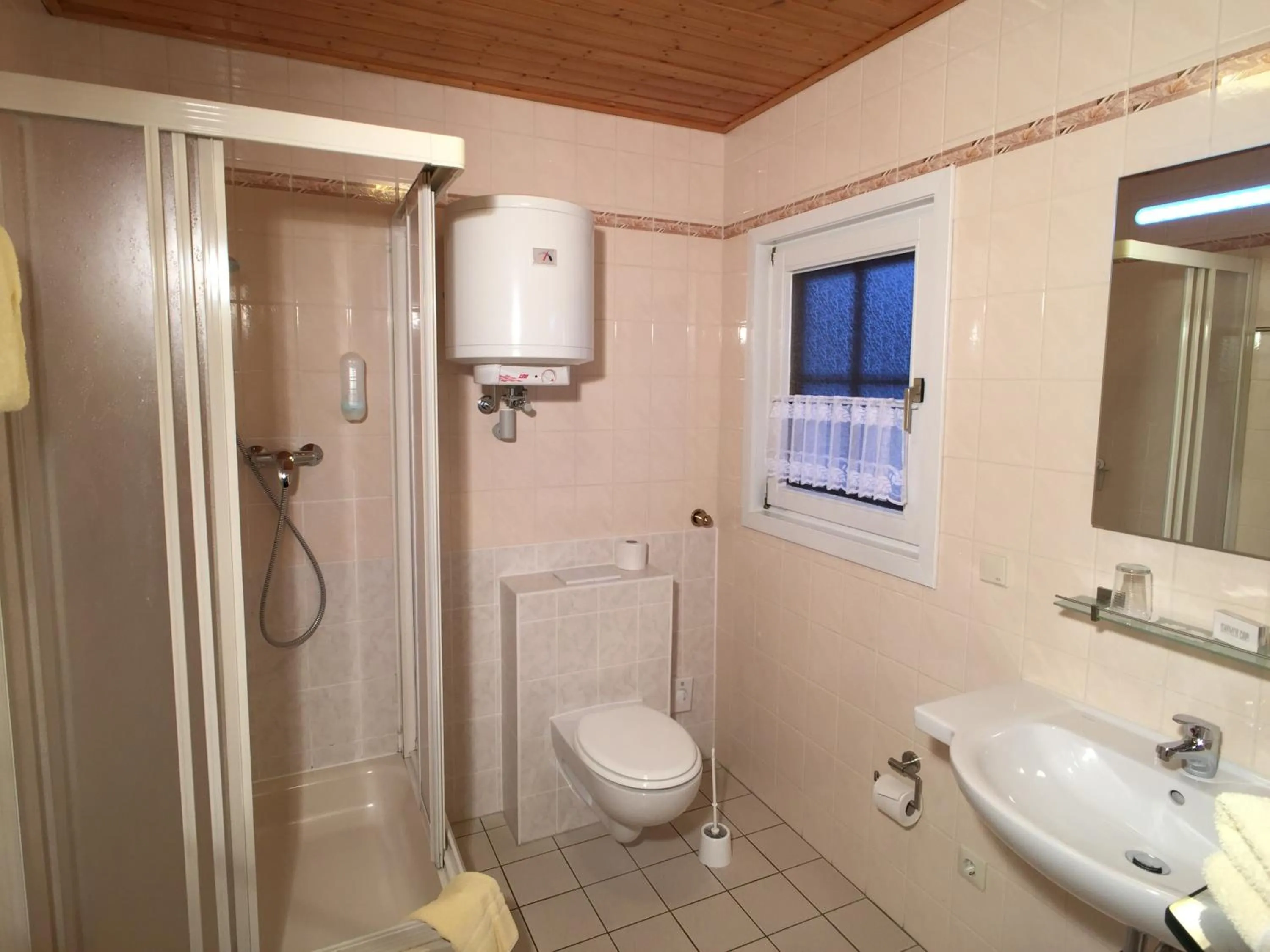 Shower in Hotel & Restaurant Zur Spreewälderin