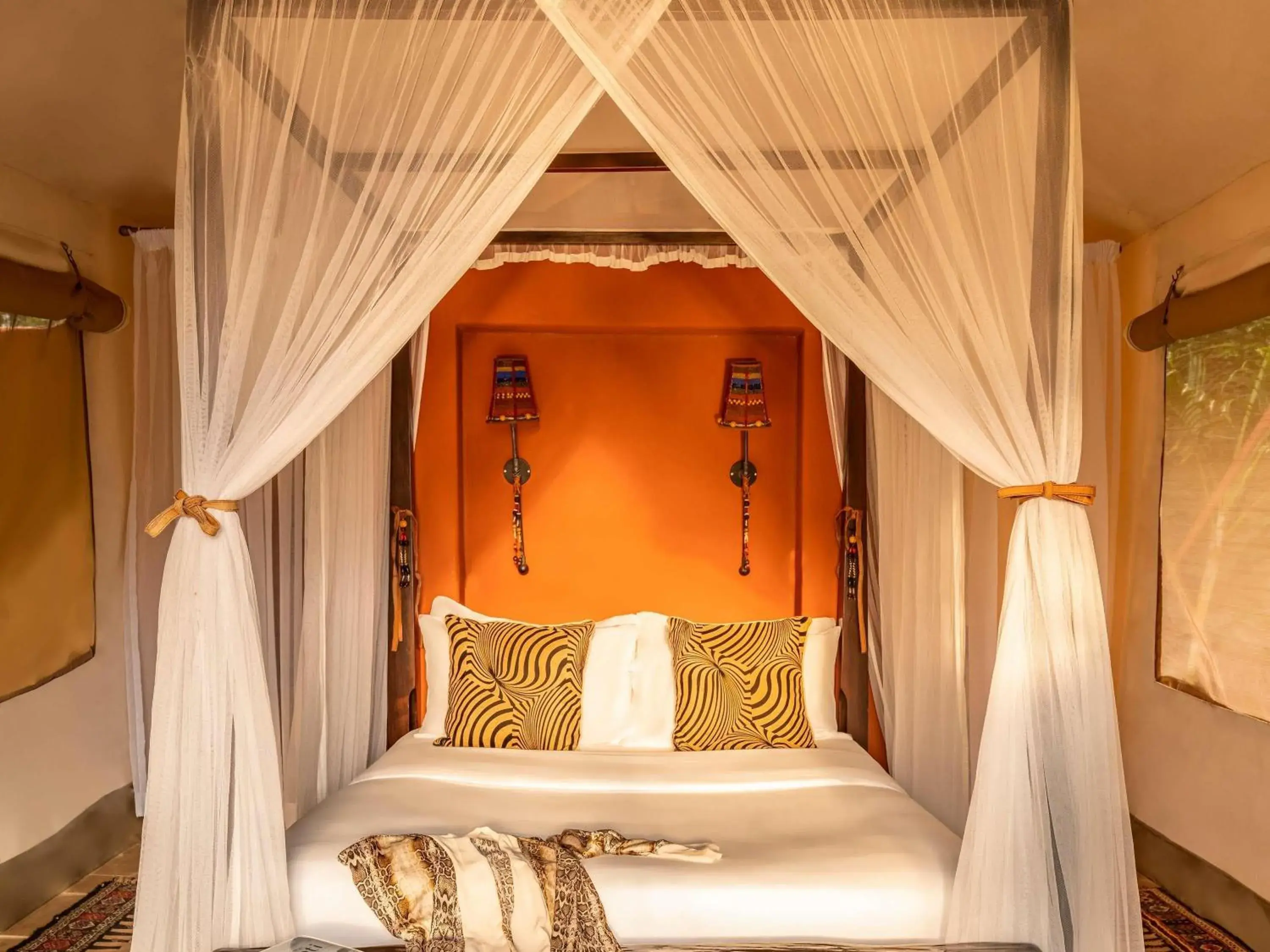 Bedroom, Bed in Fairmont Mara Safari Club Bedroom, Bed in Fairmont Mara Safari Club