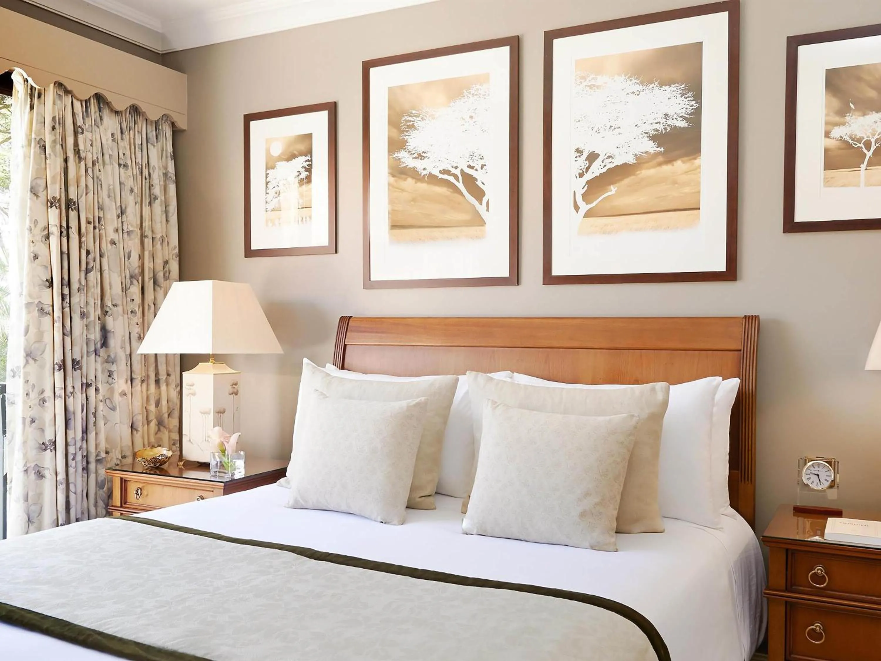 Photo of the whole room, Bed in Fairmont The Norfolk