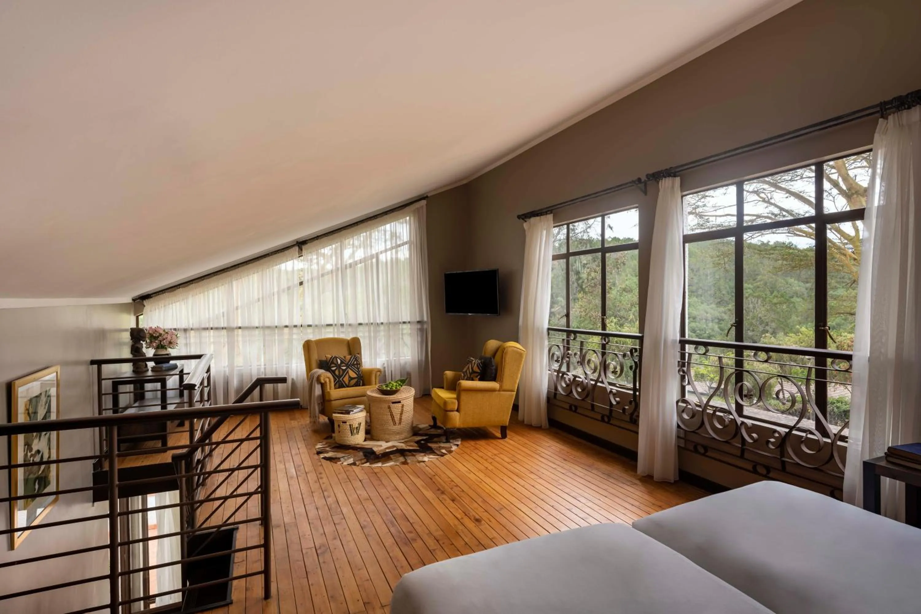 Communal lounge/ TV room, Bed in Fairmont Mount Kenya Safari Club