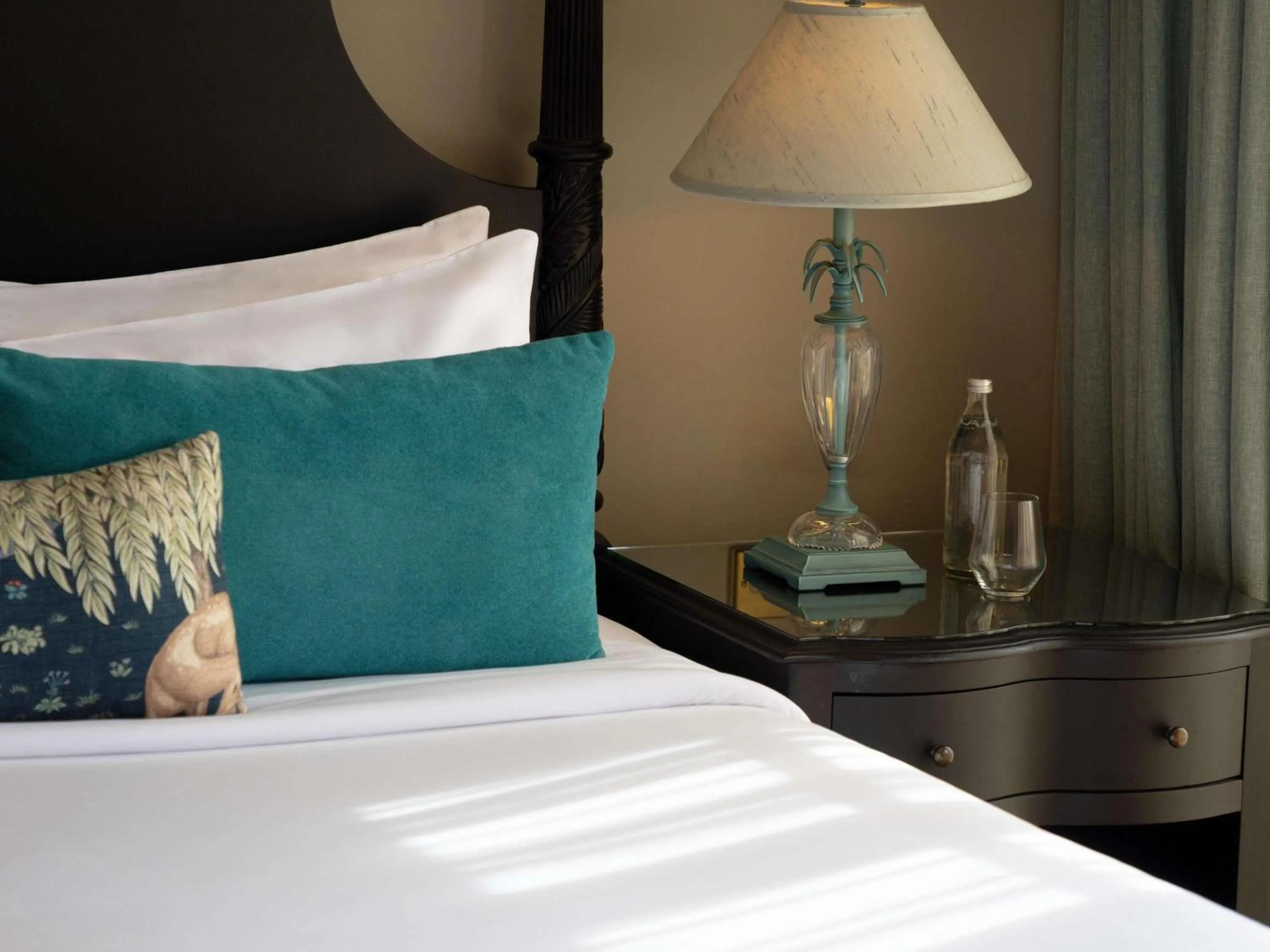 Bedroom, Bed in Fairmont Mount Kenya Safari Club