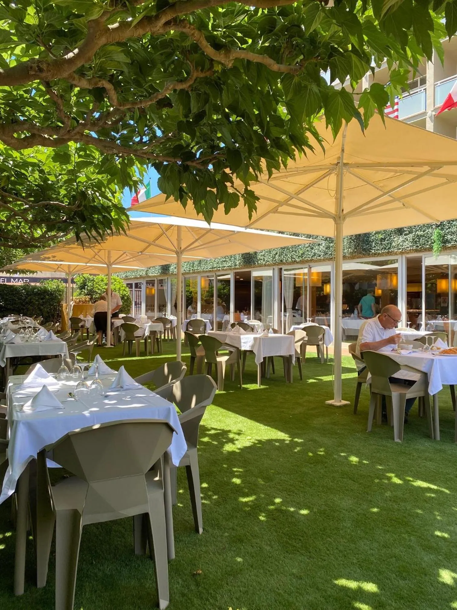 Restaurant/places to eat in Hotel Panorama