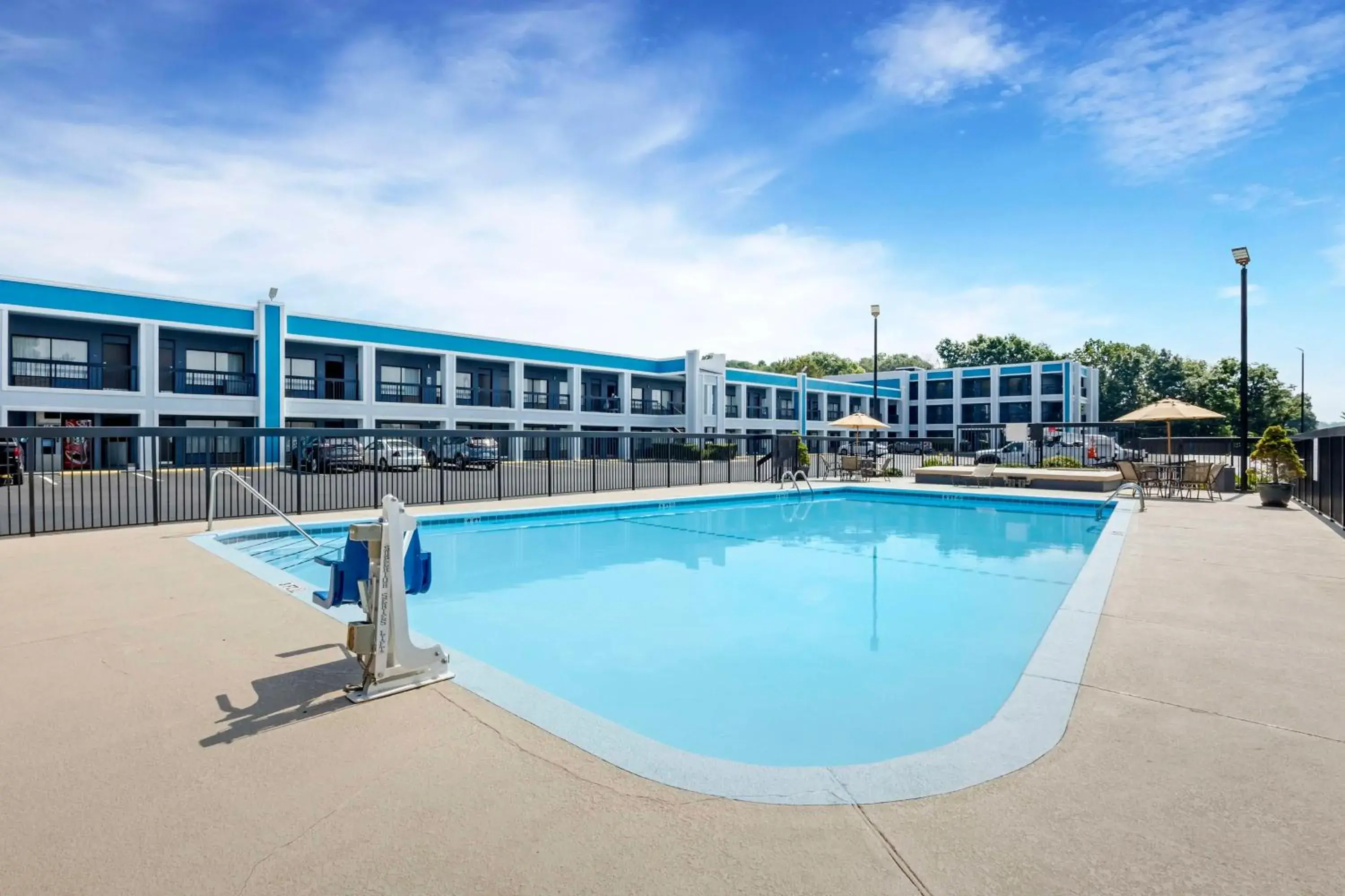Pool view in Best Western Thunderbird Motel Pool view in Best Western Thunderbird Motel