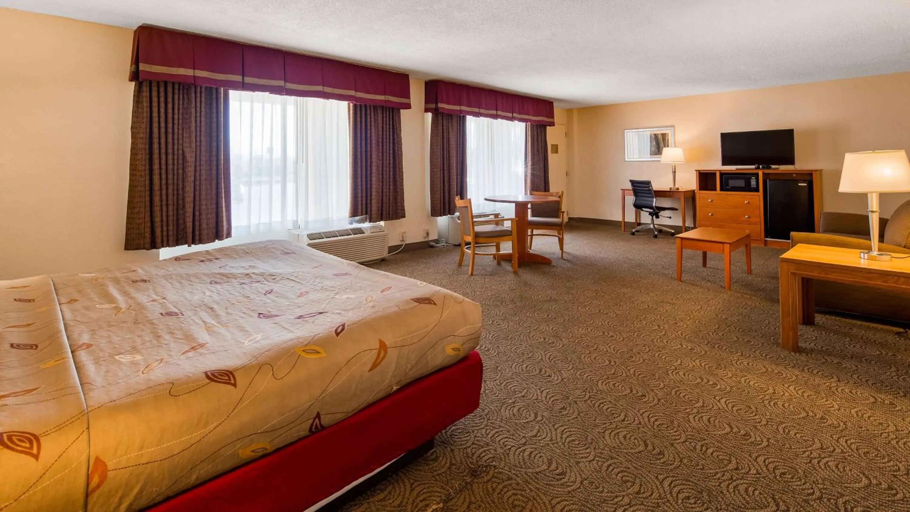 Photo of the whole room, Bed in Best Western Thunderbird Motel