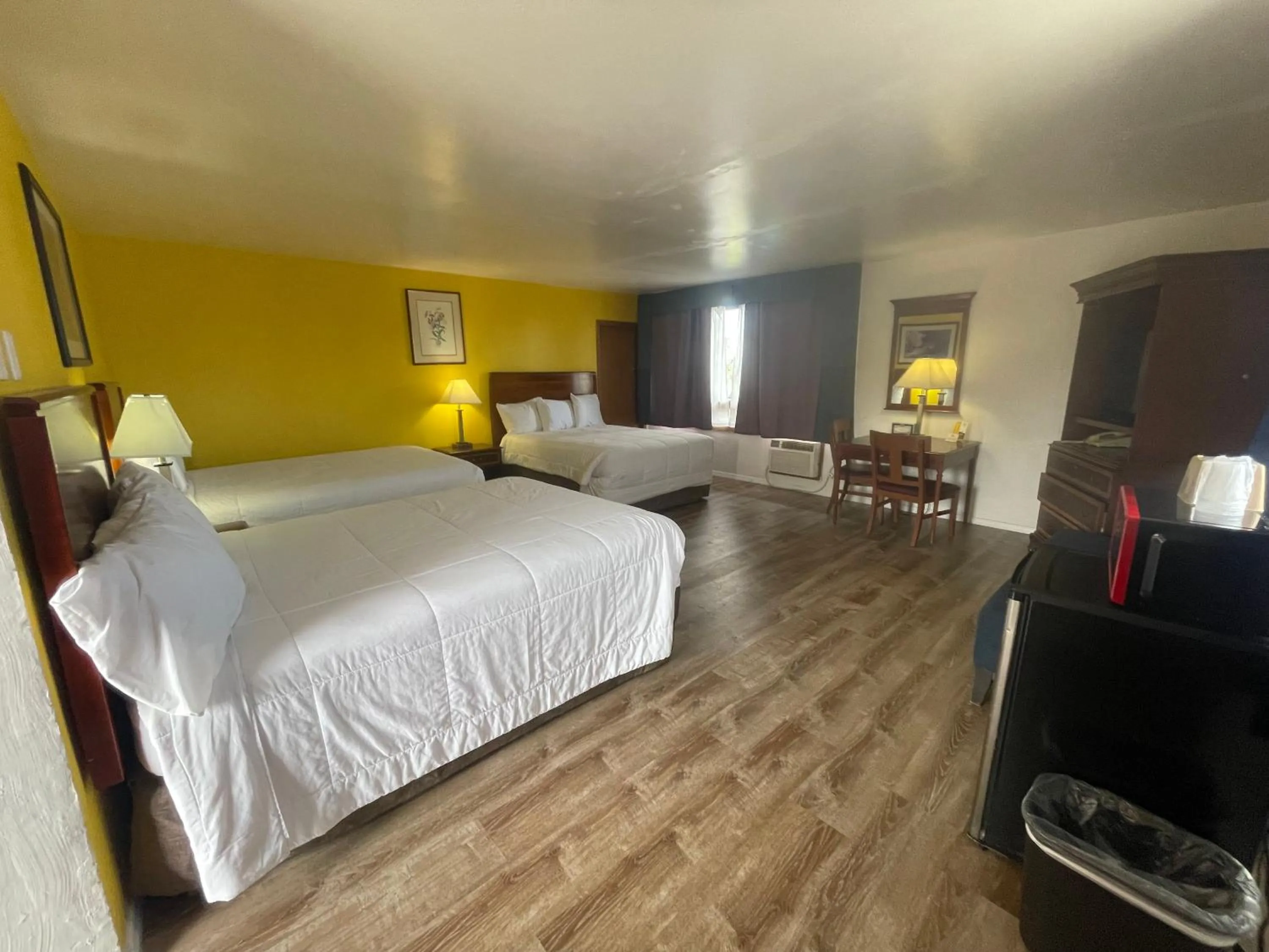 Bedroom, Bed in Motel Oasis