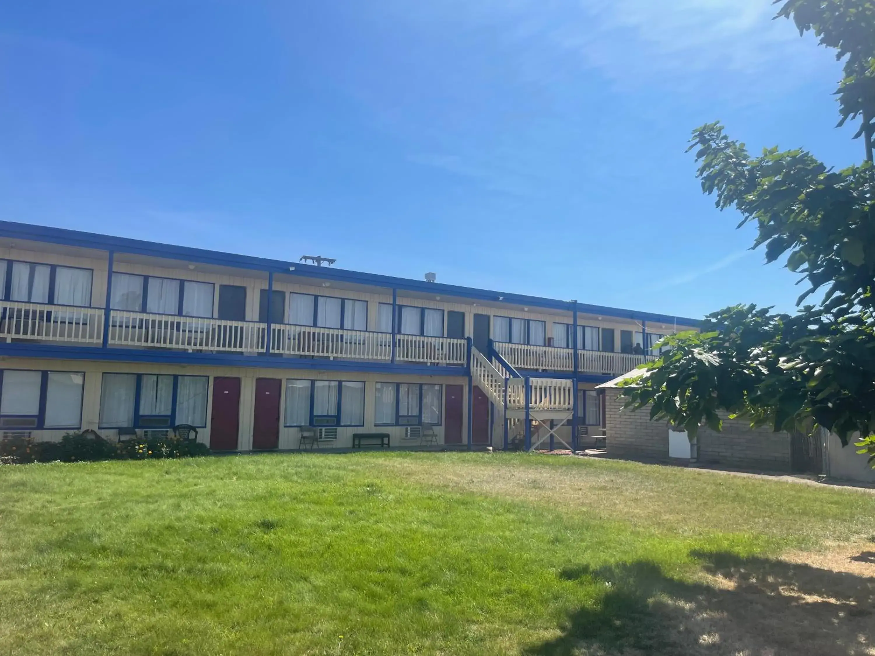 Property building in Motel Oasis Property building in Motel Oasis