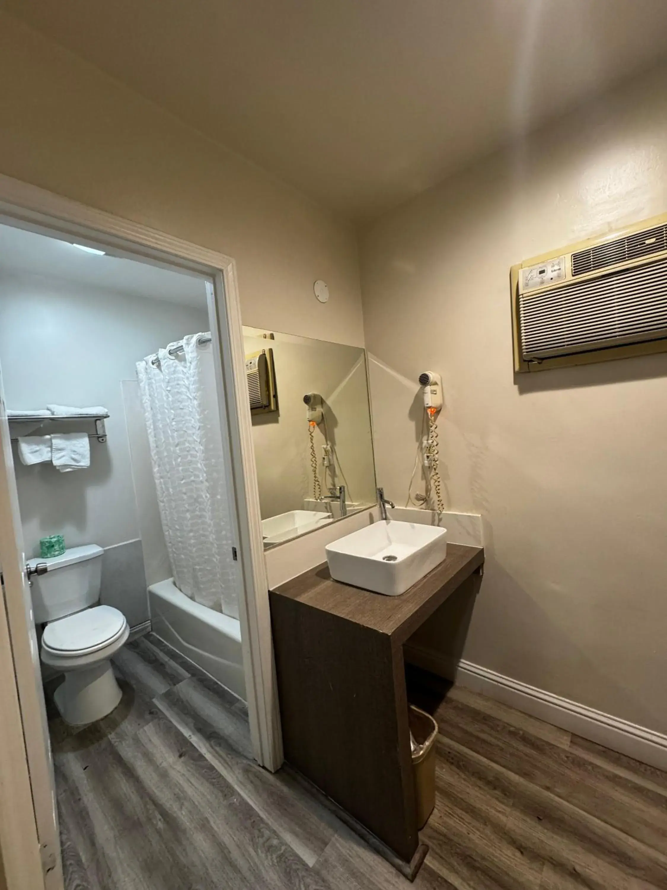 Toilet in Friendship Motor Inn Toilet in Friendship Motor Inn