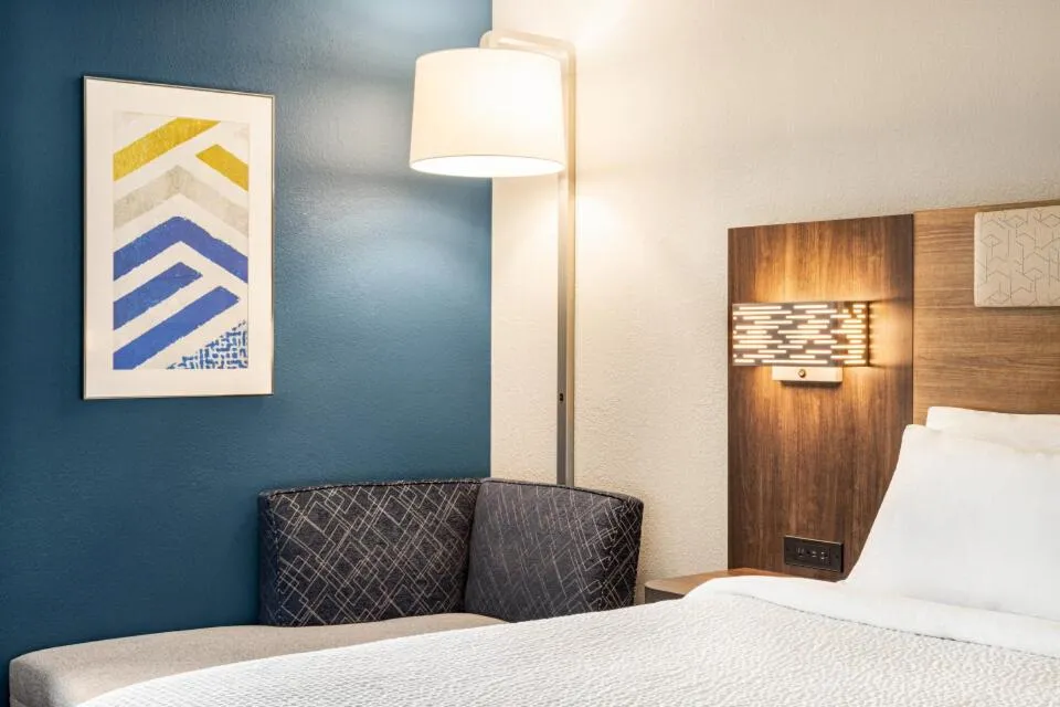 Bedroom, Bed in Holiday Inn Express - Bowling Green by IHG