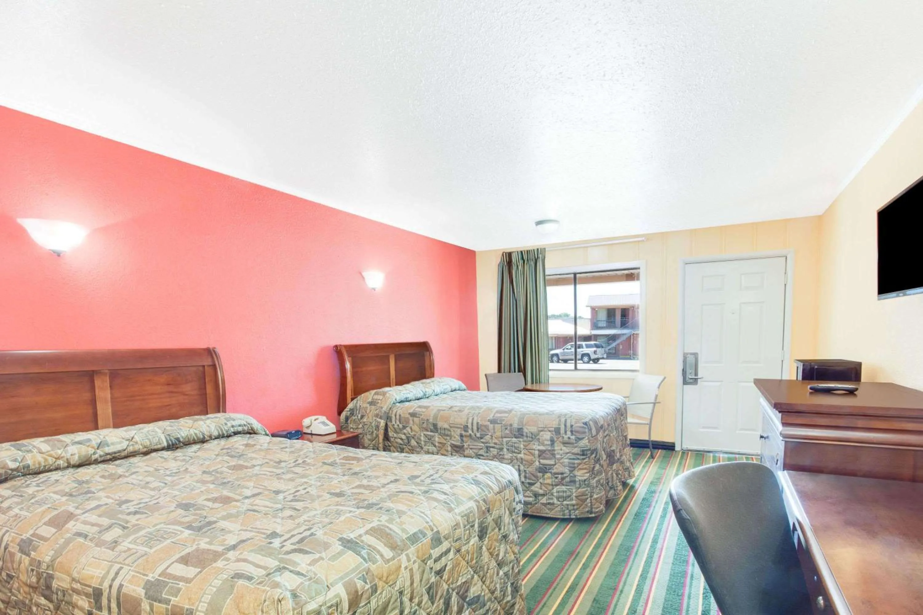 Photo of the whole room in Knights Inn - Paris