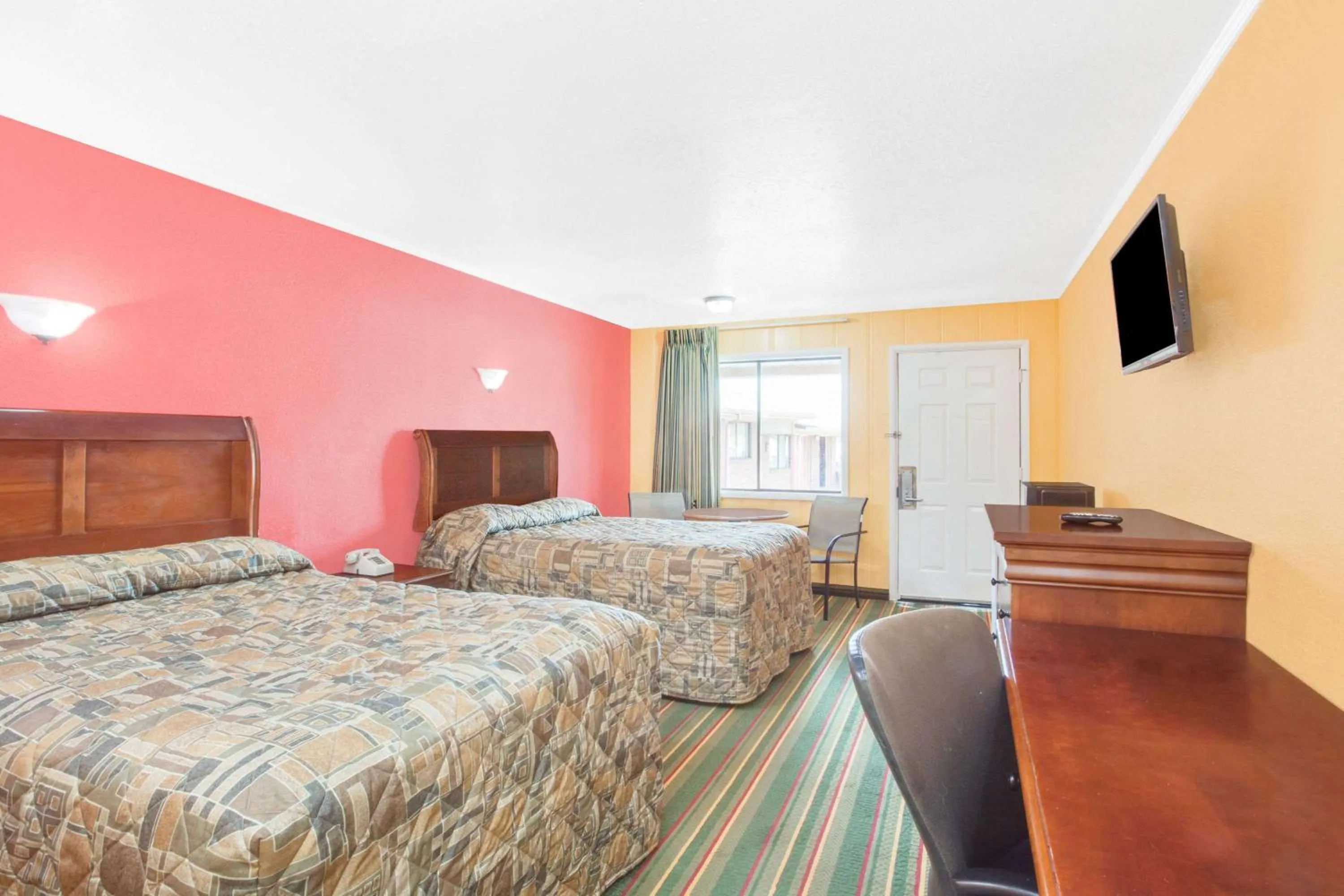 Photo of the whole room in Knights Inn - Paris