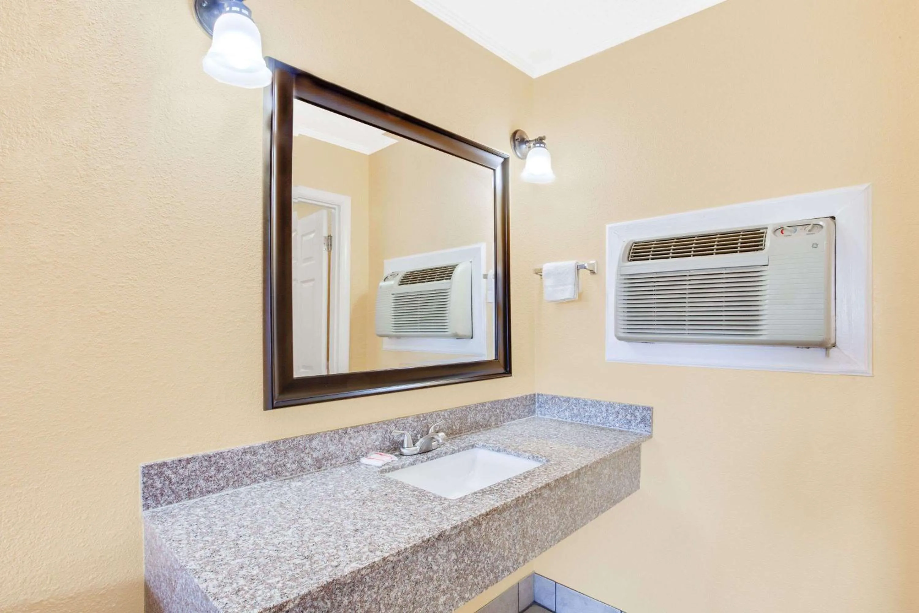 Photo of the whole room, Bathroom in Knights Inn - Paris