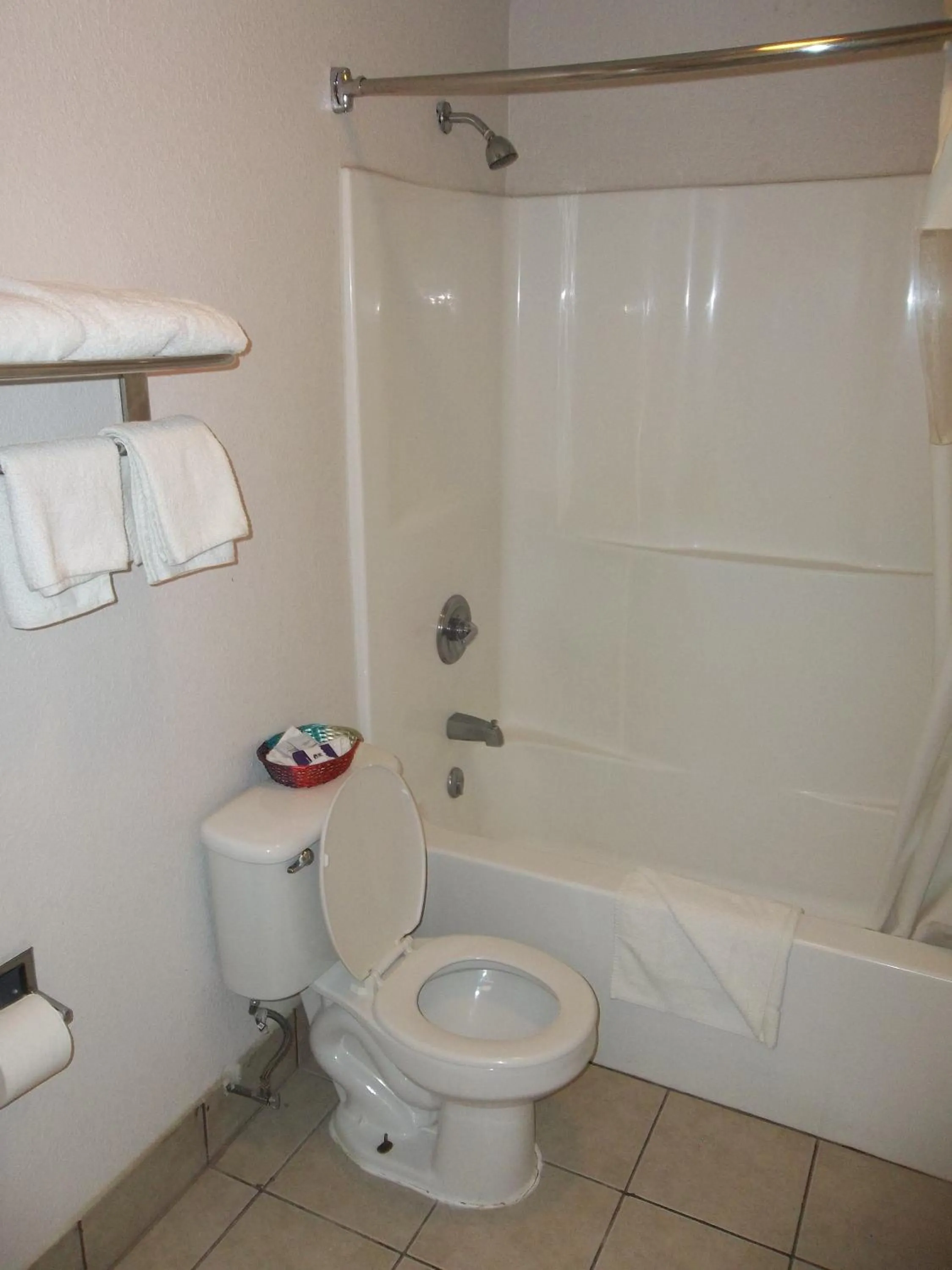 Bathroom in Knights Inn - Paris