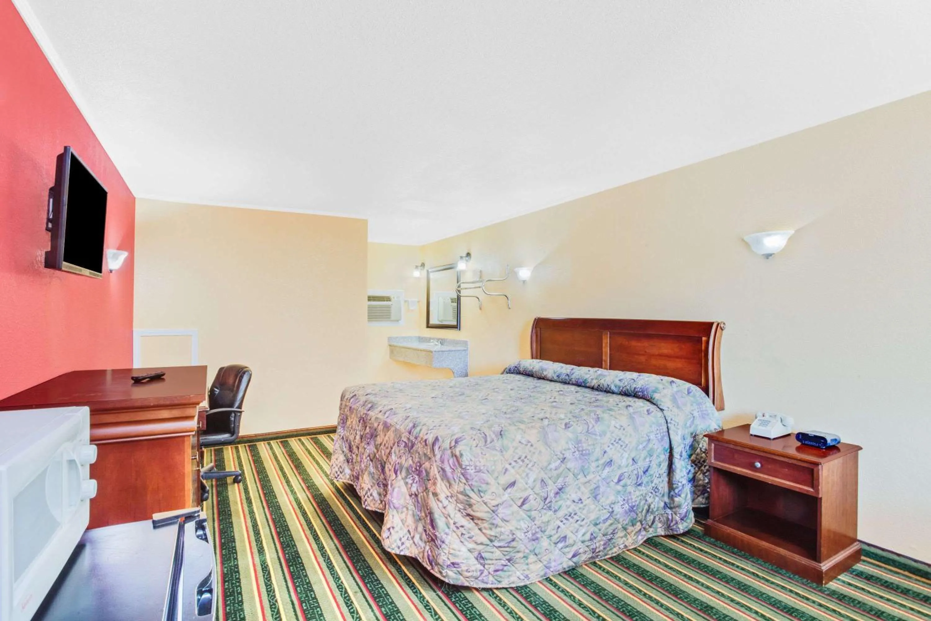 Photo of the whole room, Bed in Knights Inn - Paris