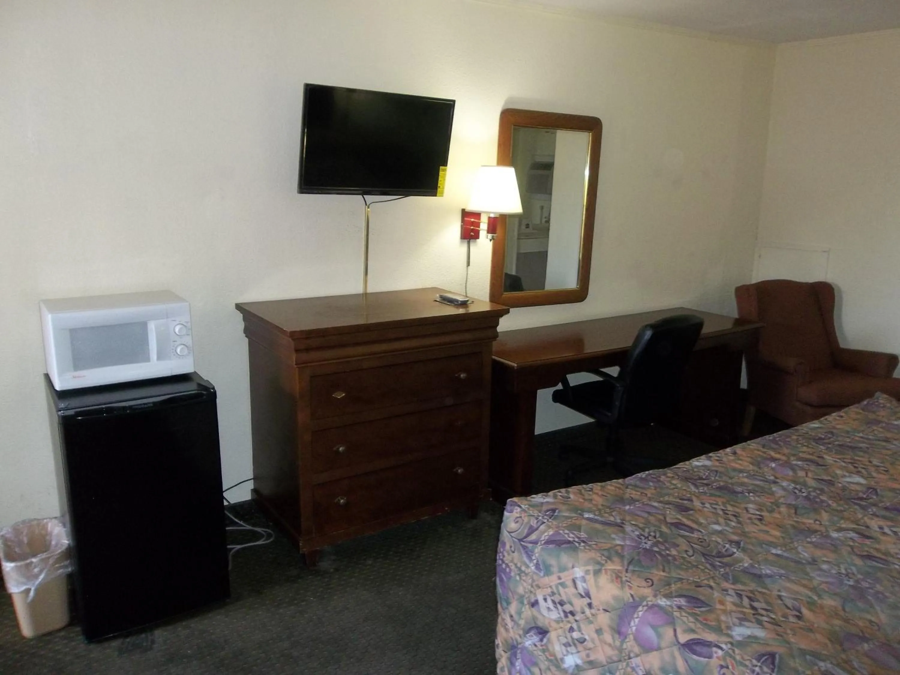 TV/Entertainment Center in Knights Inn - Paris