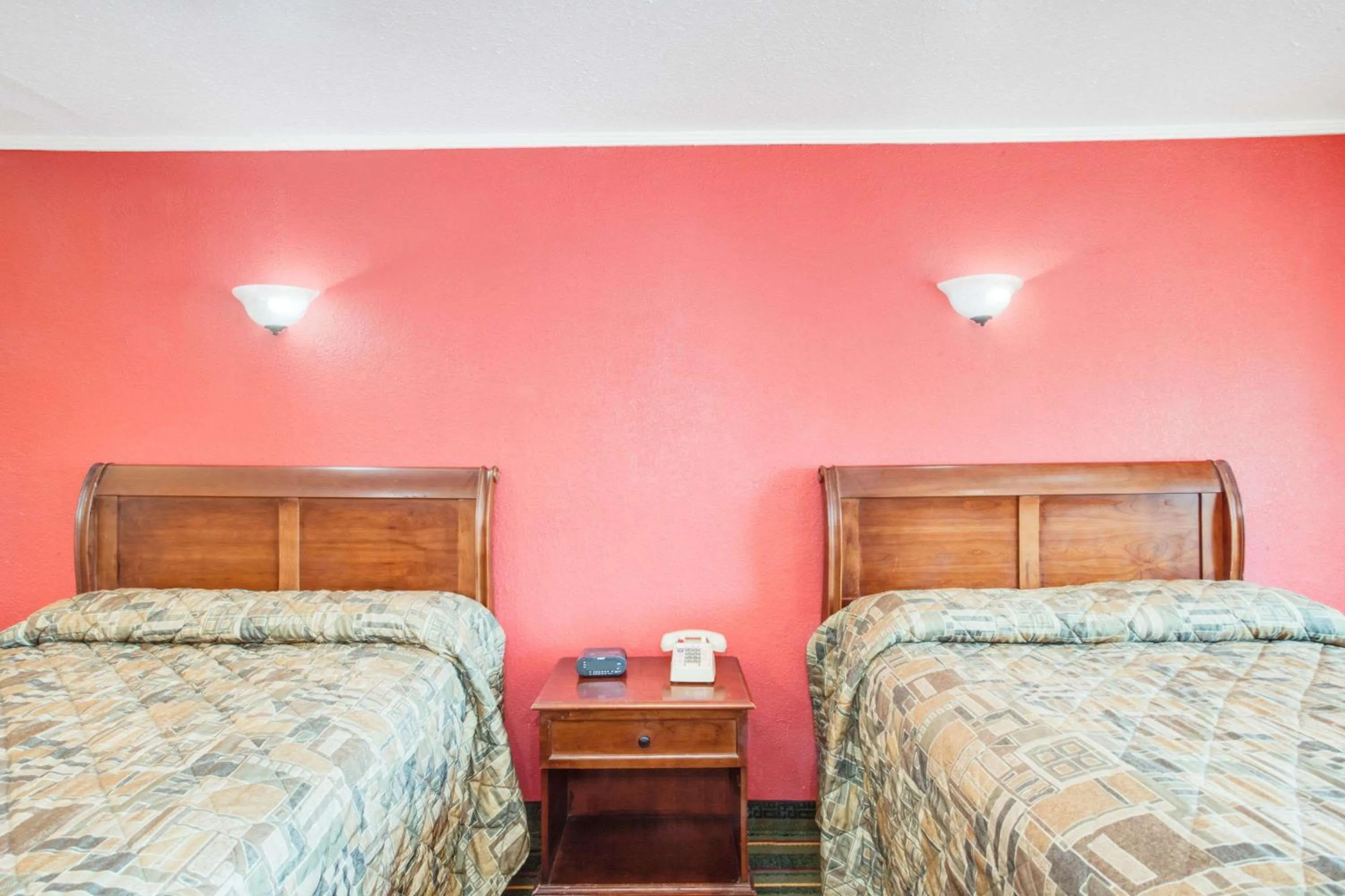 Photo of the whole room, Bed in Knights Inn - Paris