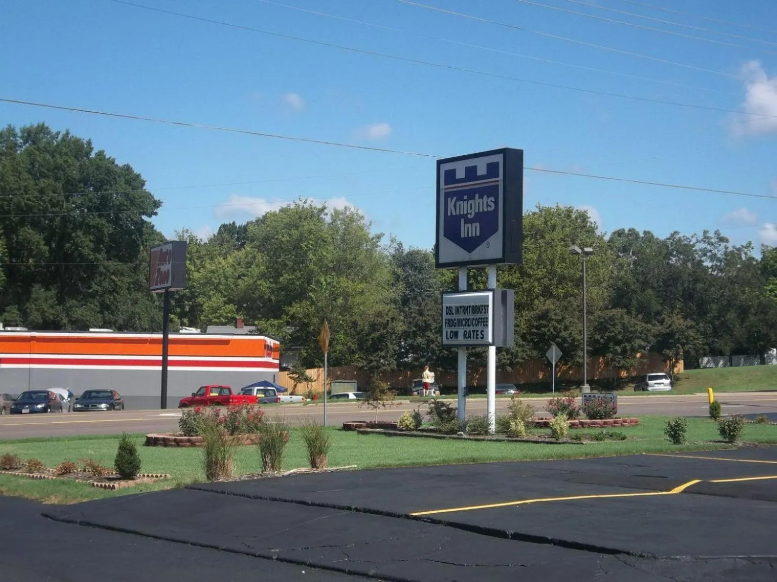 Property Building in Knights Inn - Paris