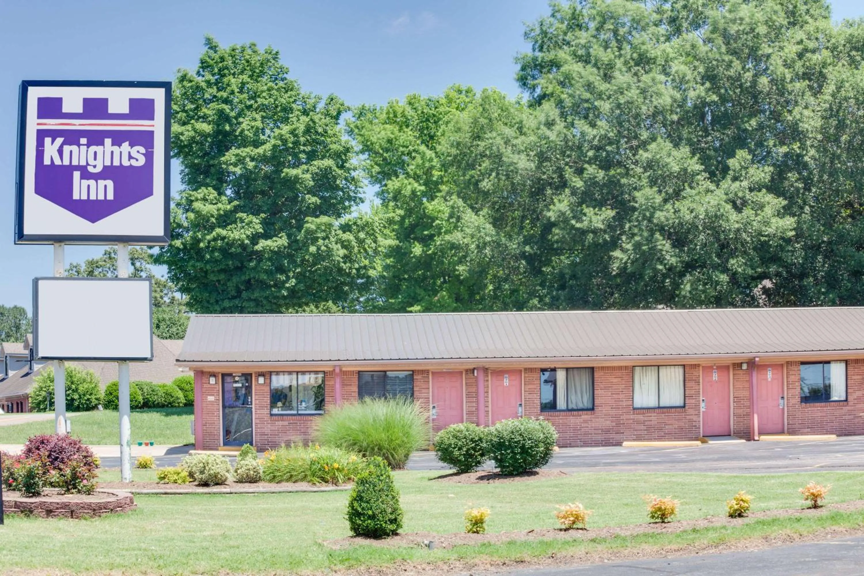 Property Building in Knights Inn - Paris