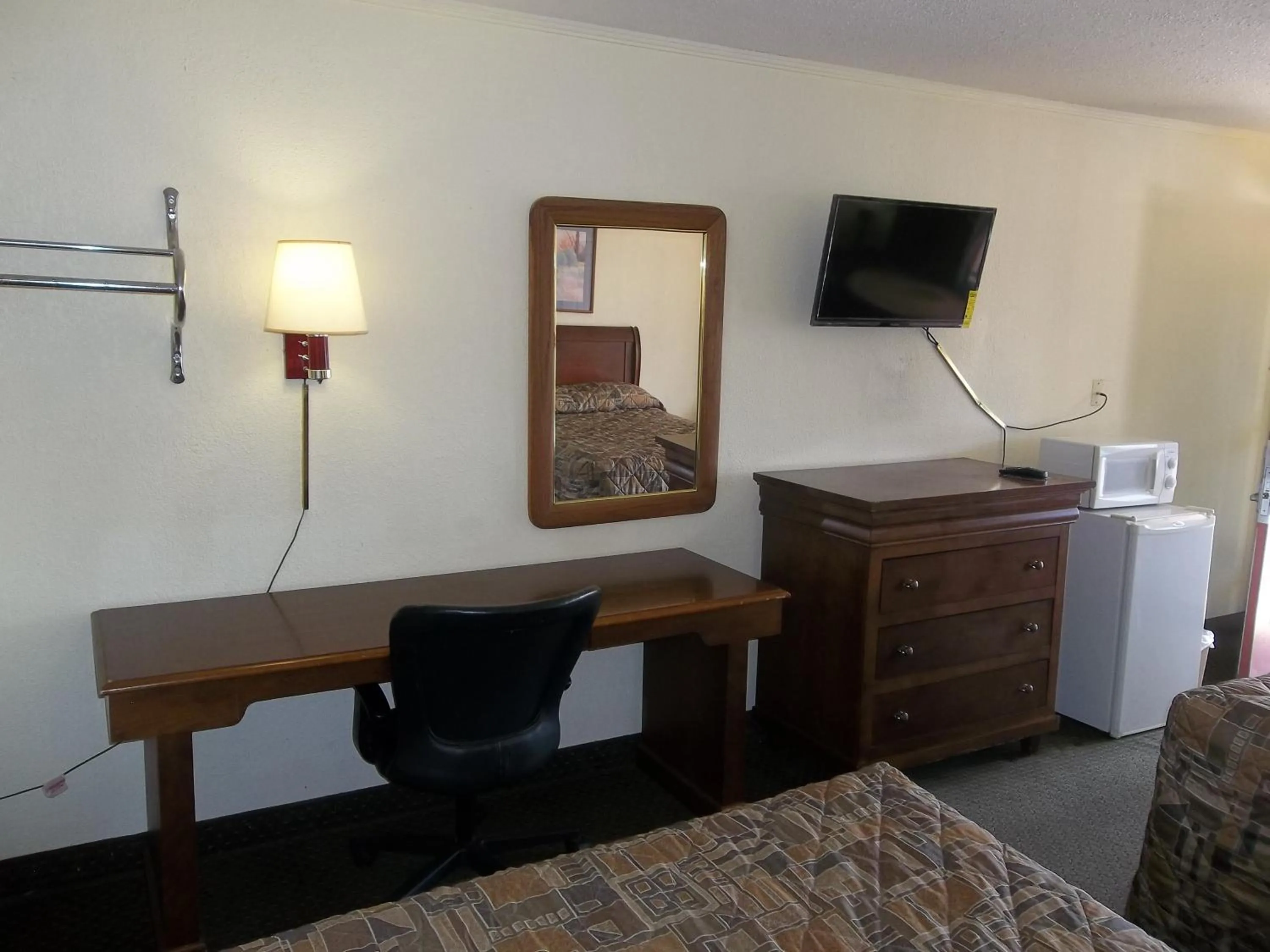 TV/Entertainment Center in Knights Inn - Paris