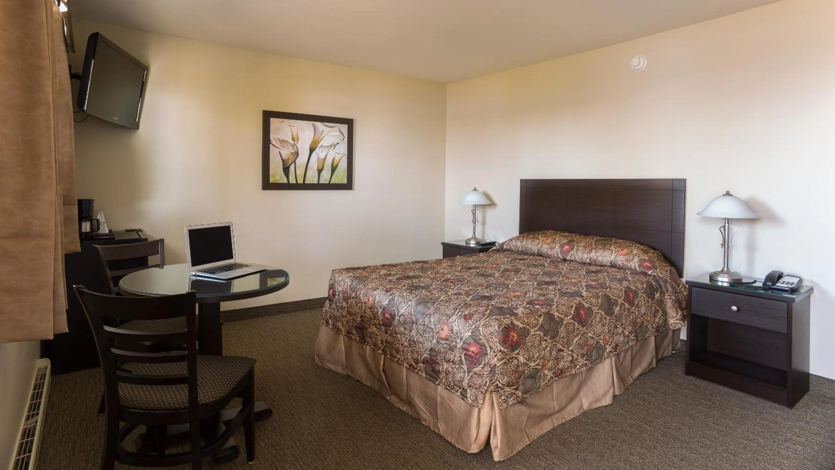Photo of the whole room, Bed in Motel Du Fleuve