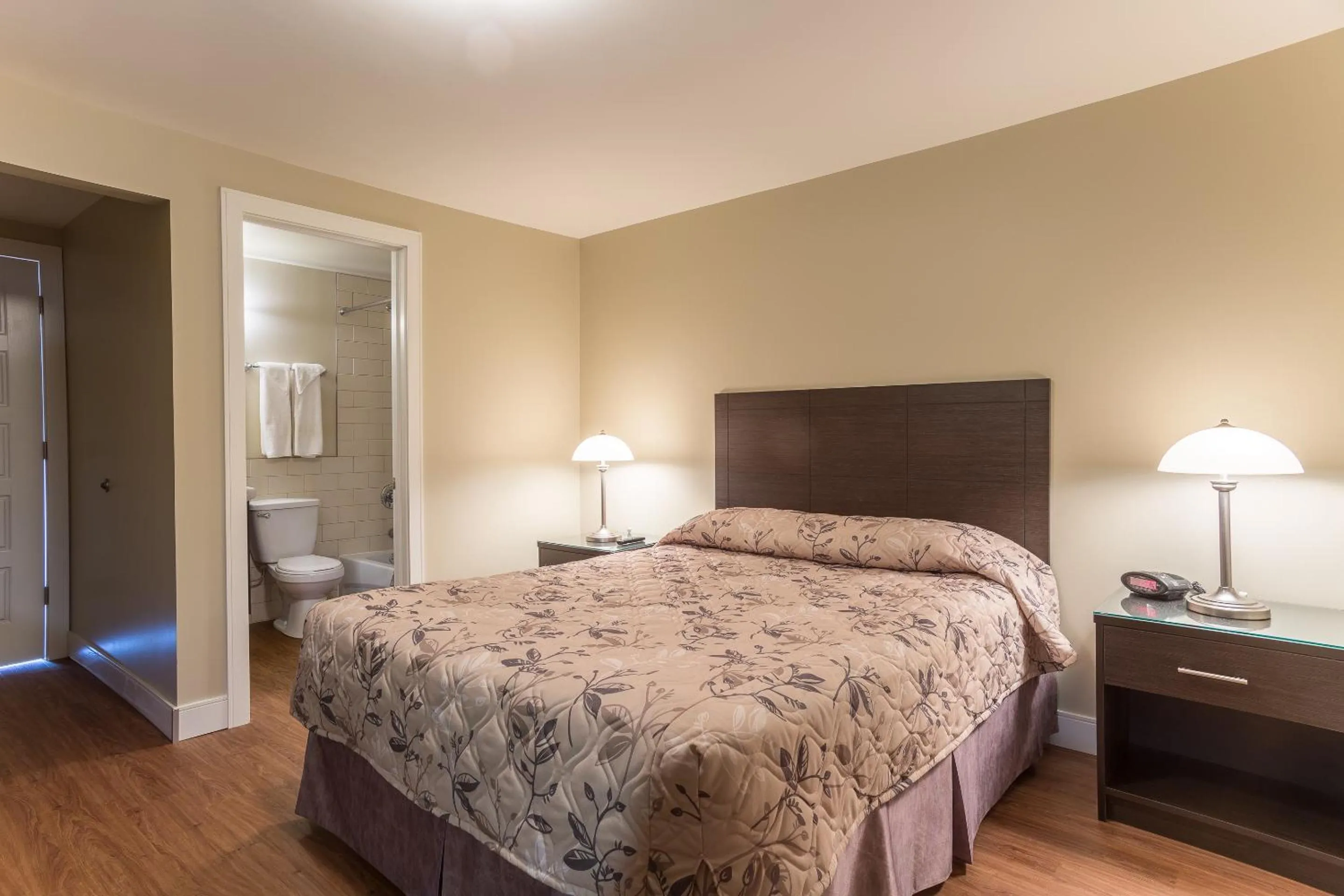 Bedroom, Bed in Motel Du Fleuve