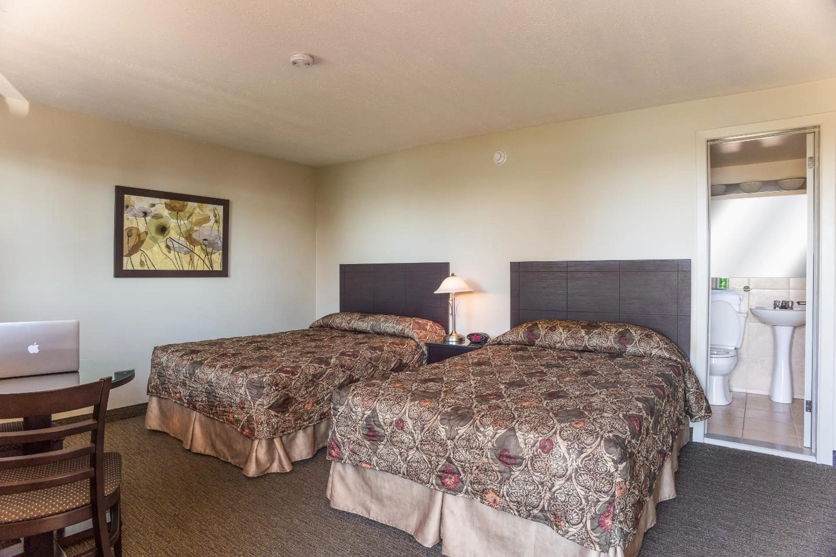 Bed in Motel Du Fleuve