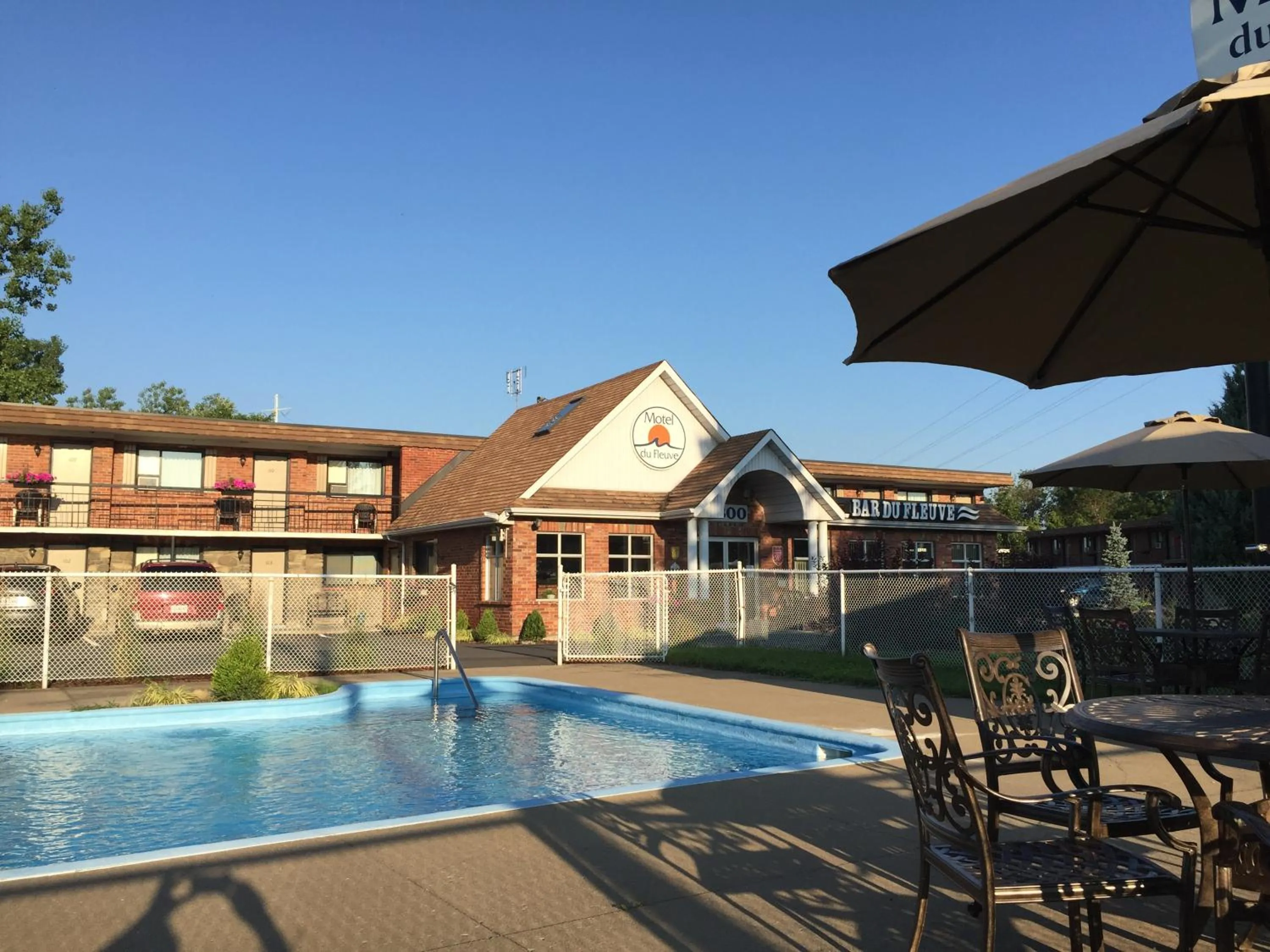 Swimming pool in Motel Du Fleuve