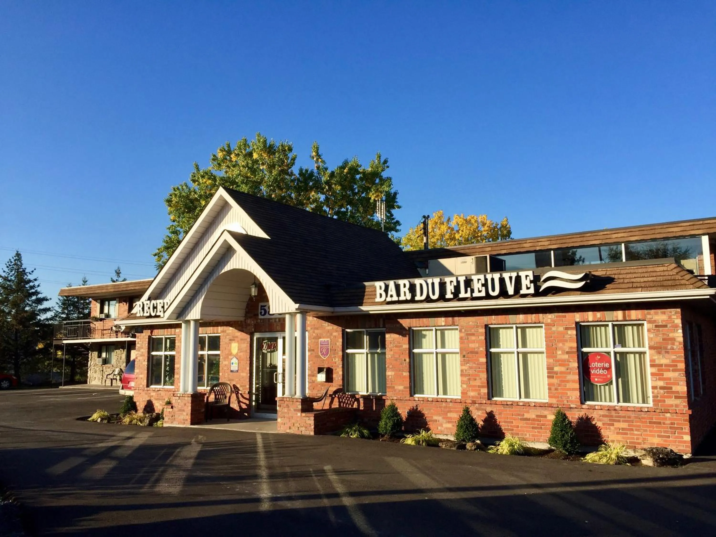 Facade/entrance in Motel Du Fleuve