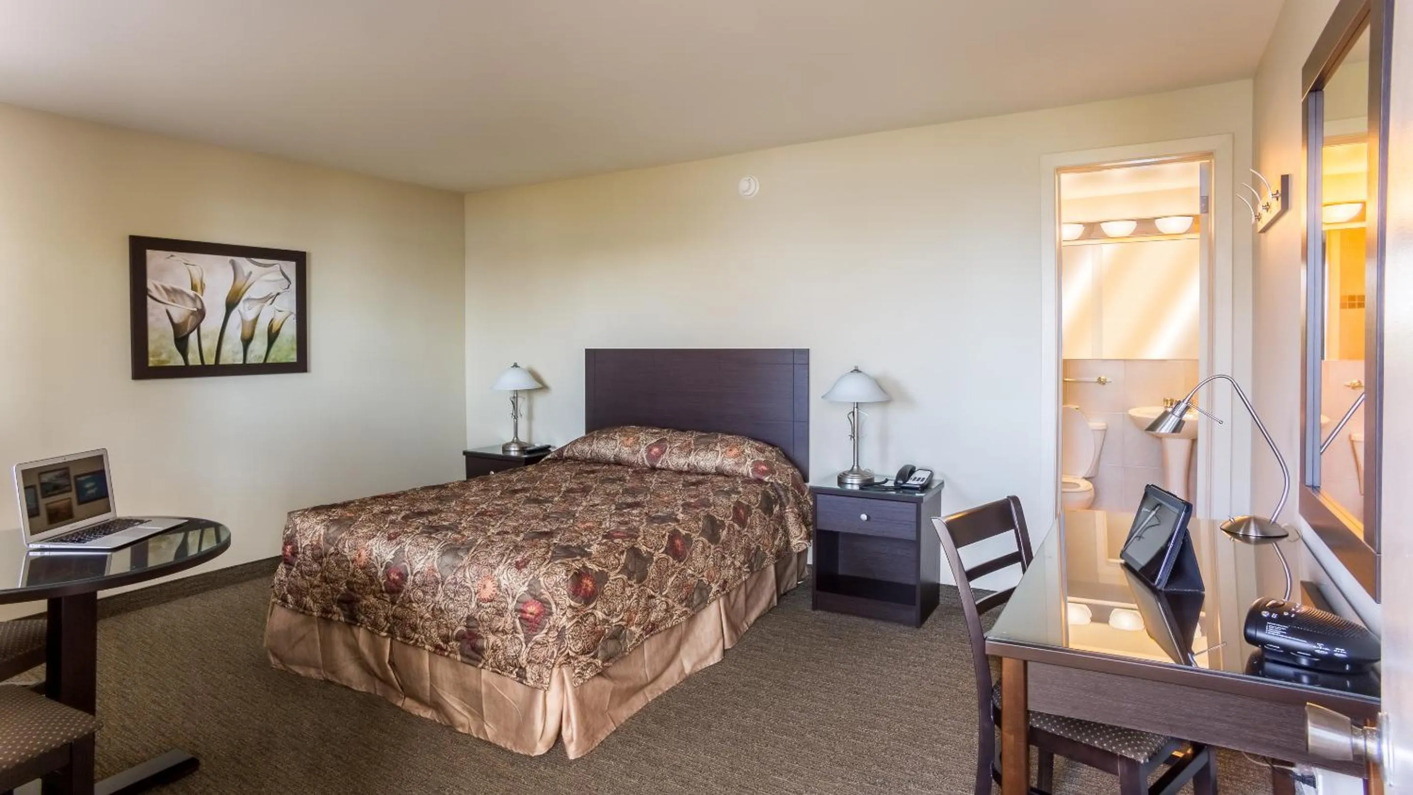 Photo of the whole room, Bed in Motel Du Fleuve