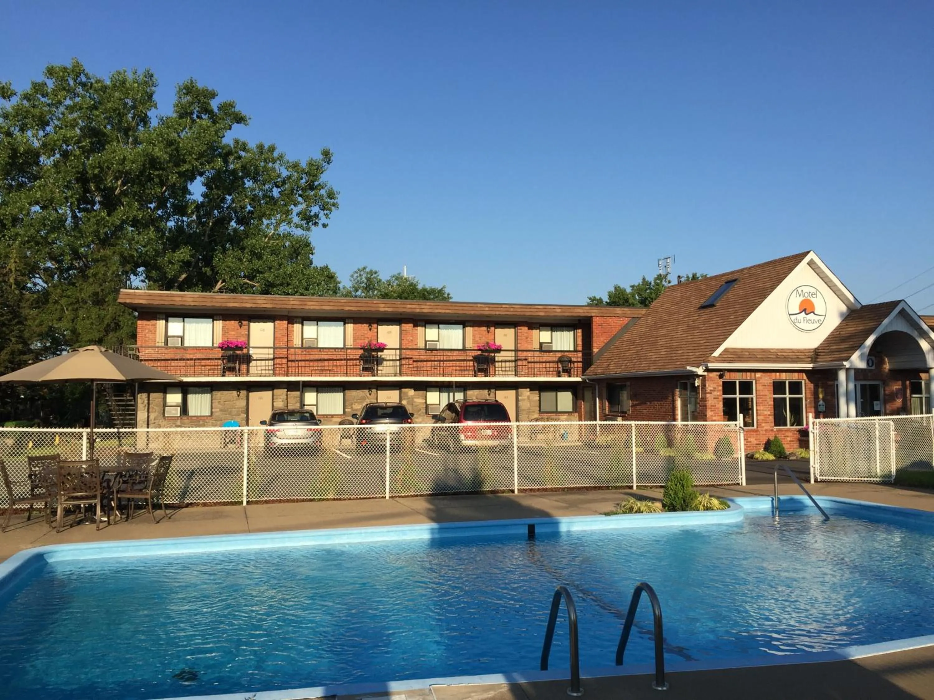 Swimming pool in Motel Du Fleuve