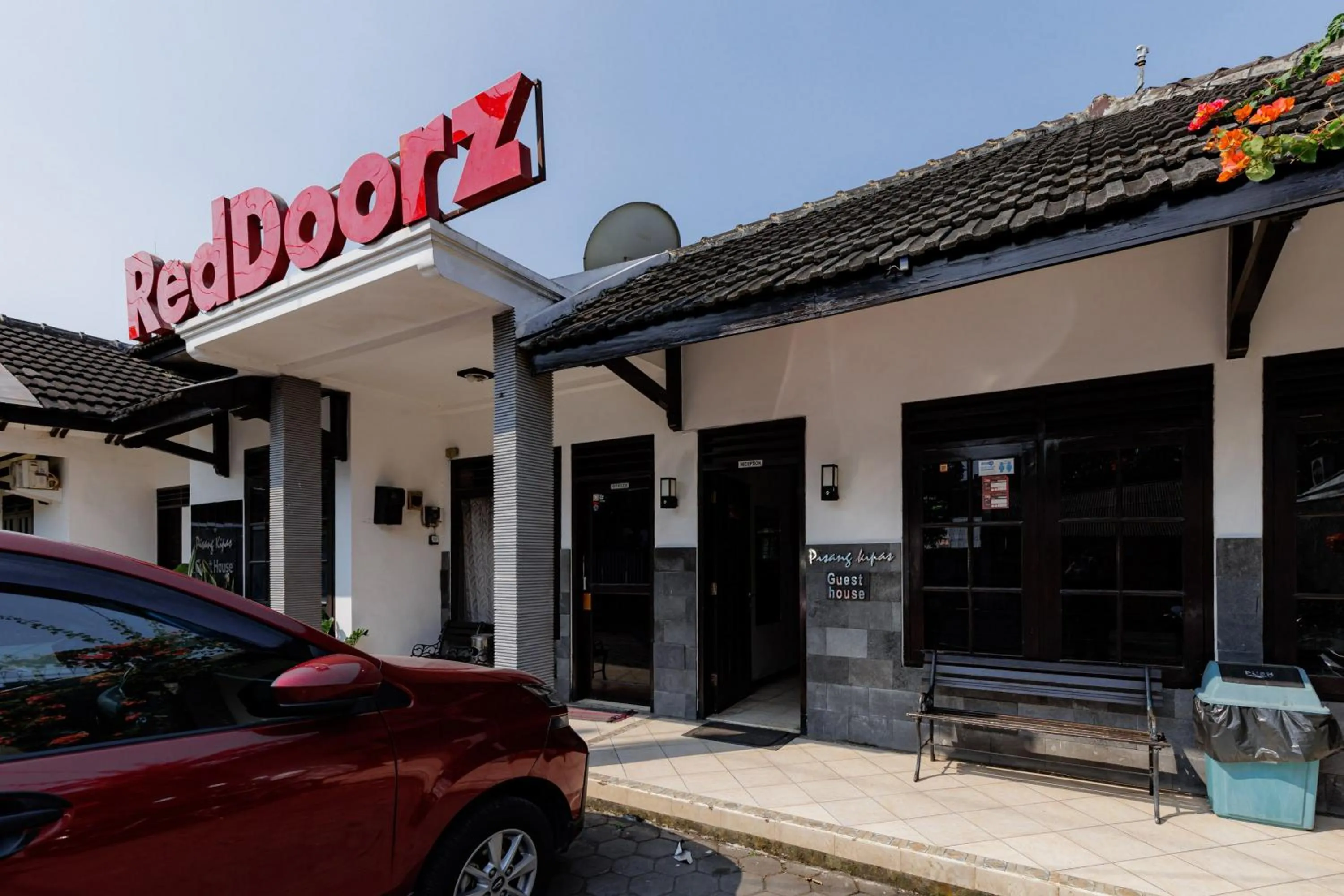 Facade/entrance in RedDoorz @ Soekarno Hatta 2