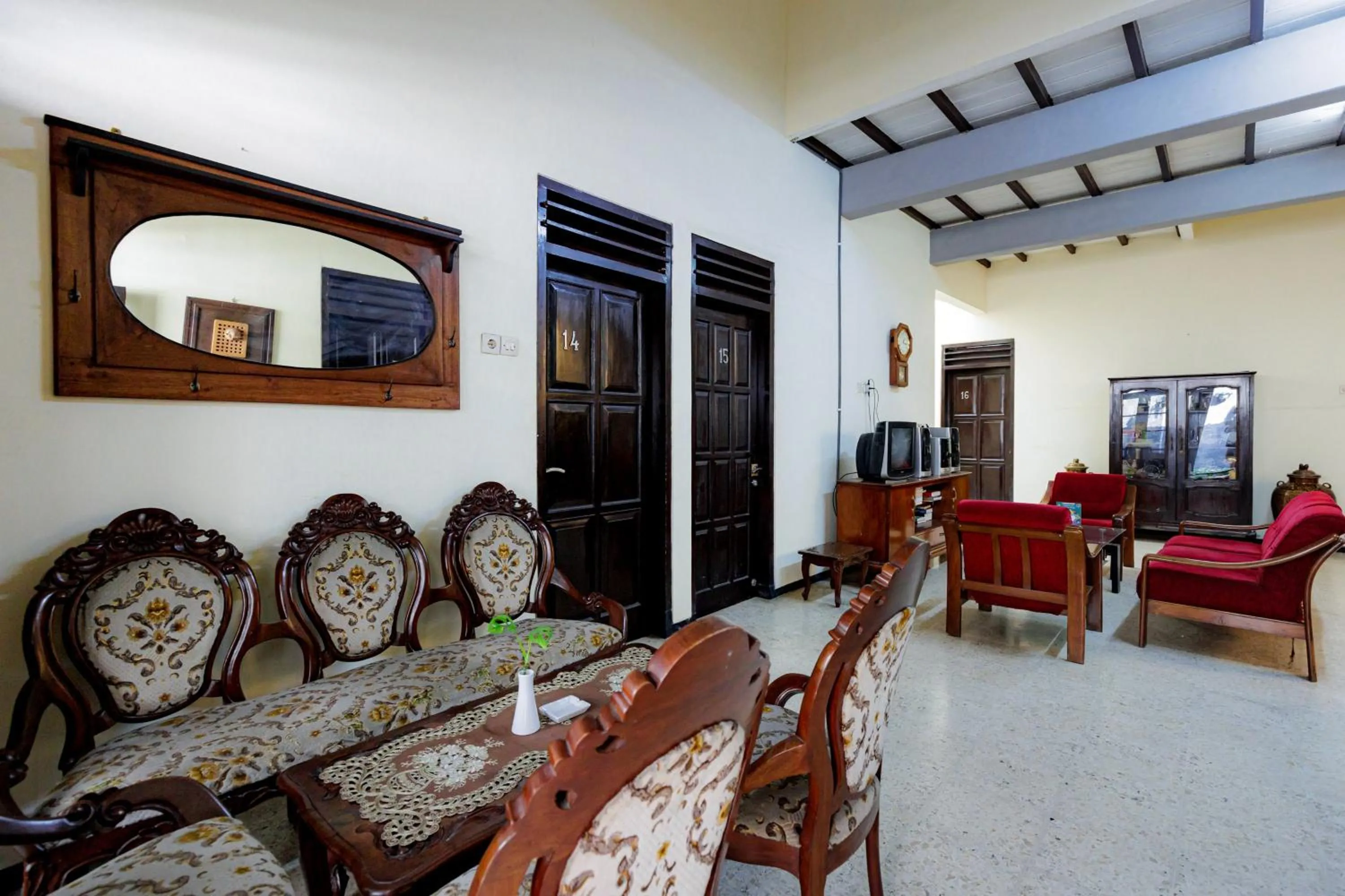 Seating area in RedDoorz @ Soekarno Hatta 2