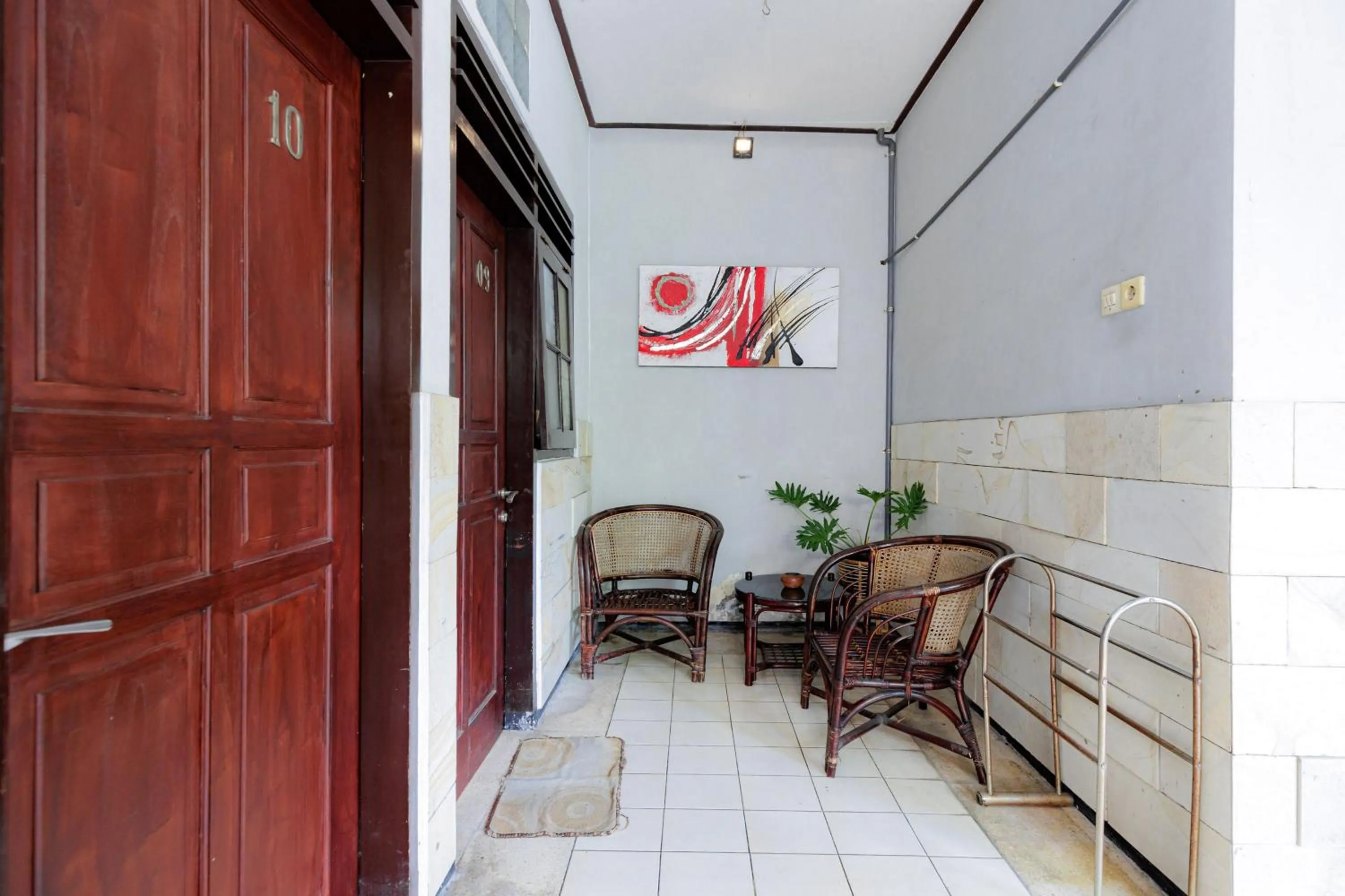 Seating area in RedDoorz @ Soekarno Hatta 2